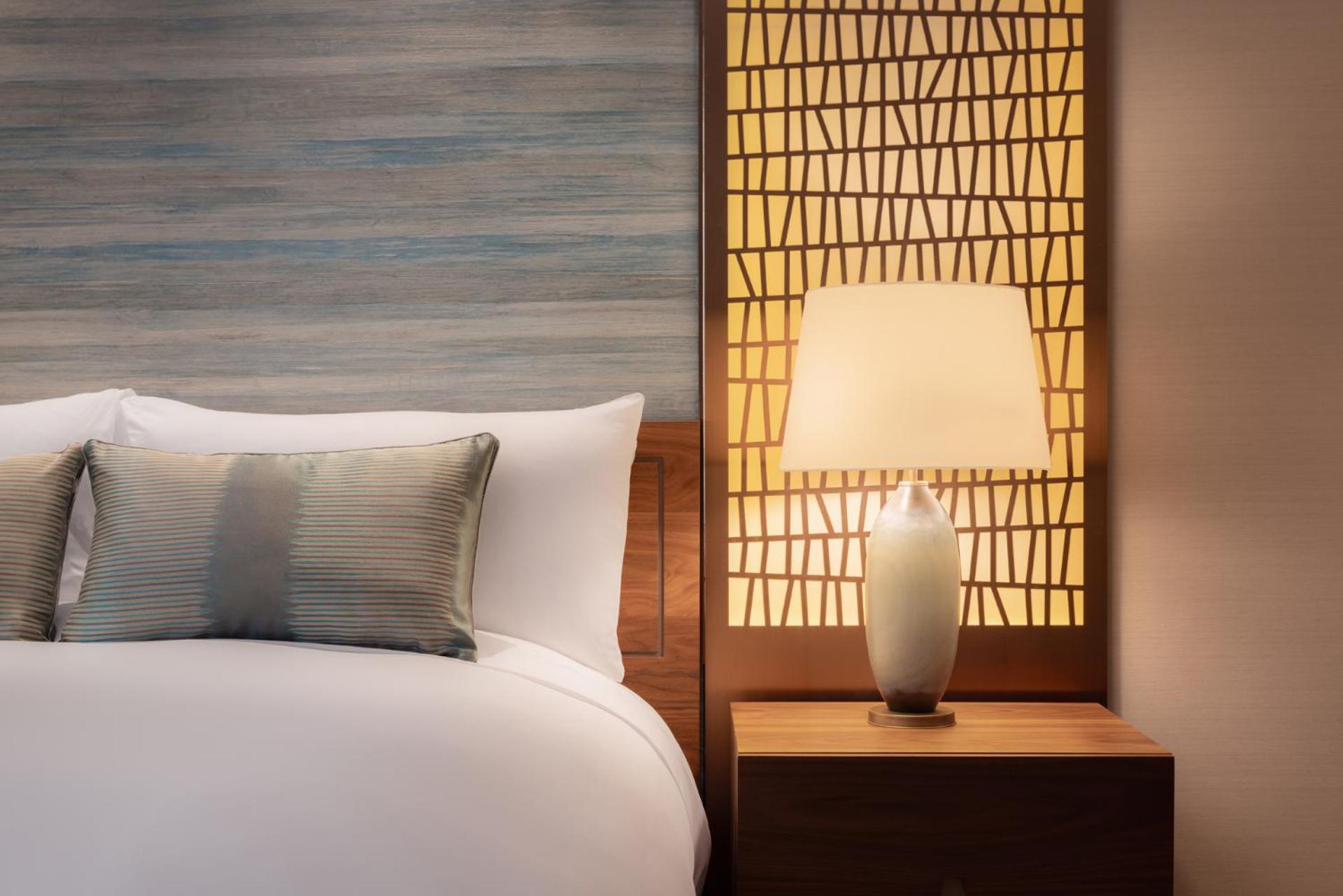 Deluxe King Room with Terrace - Club Lounge Access - Photo 8