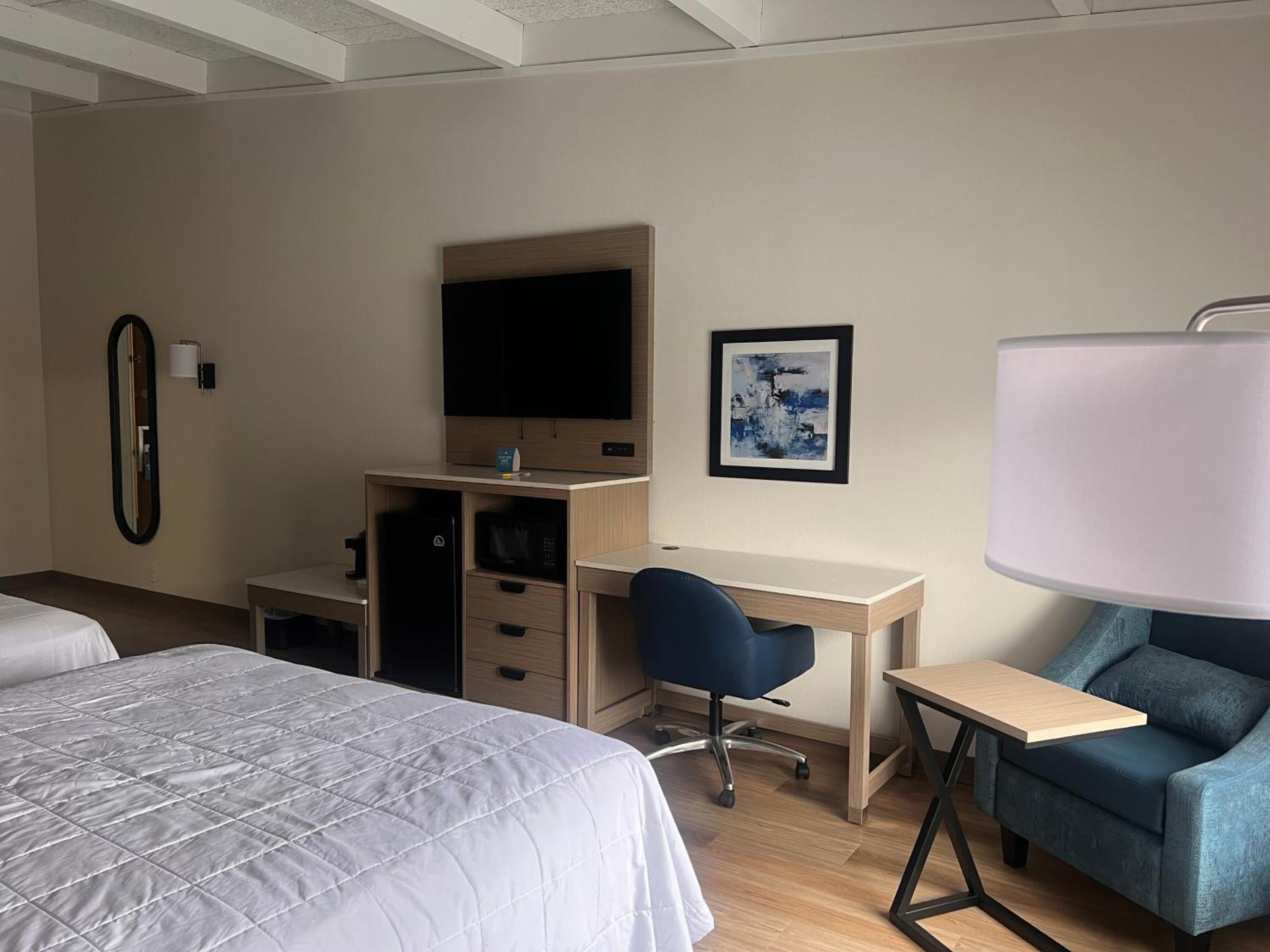 Superior Suite with Two King Beds - Non-Smoking photo 3