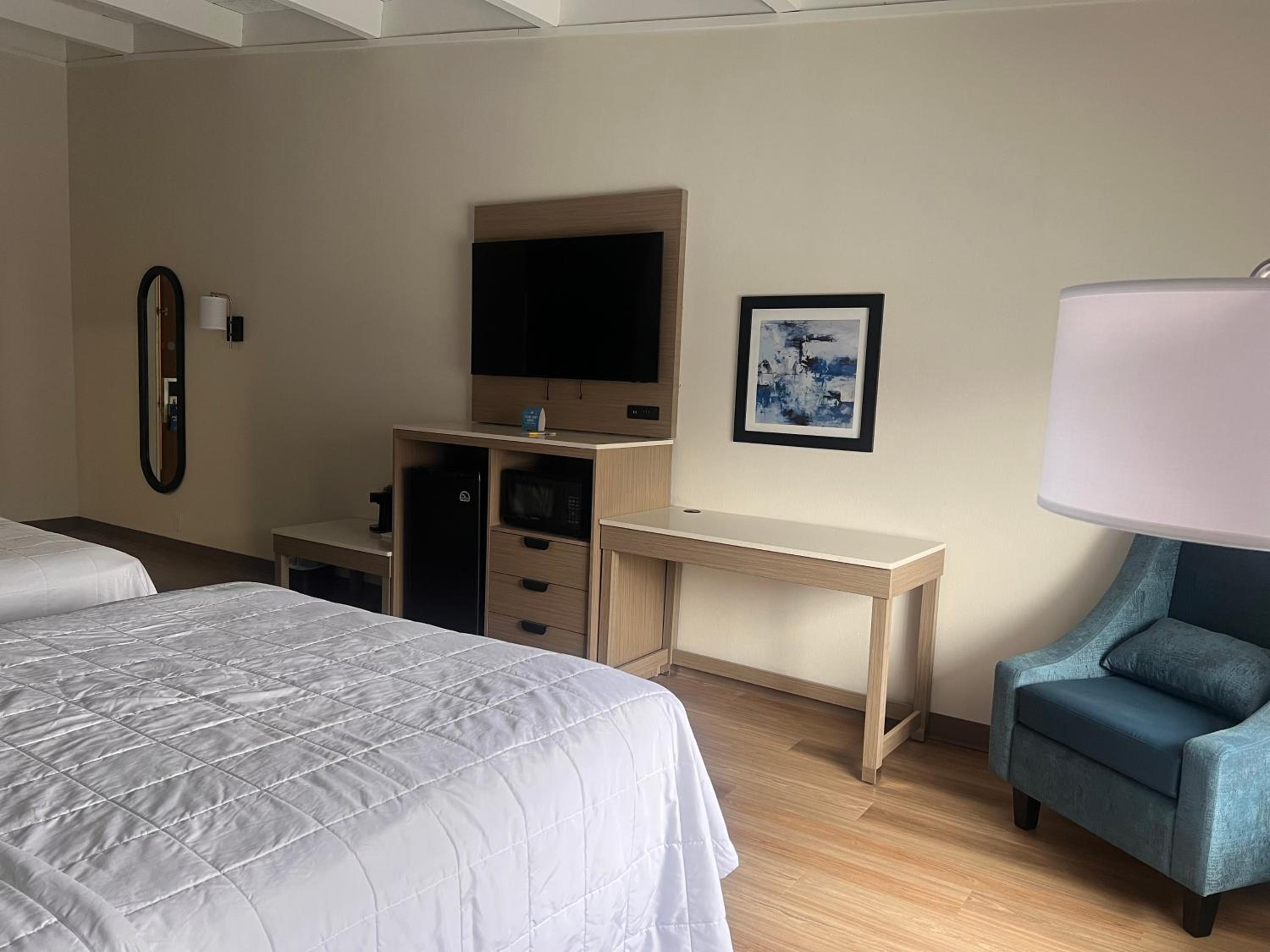 Superior Queen Room with Two Queen Beds - Non-Smoking photo 3