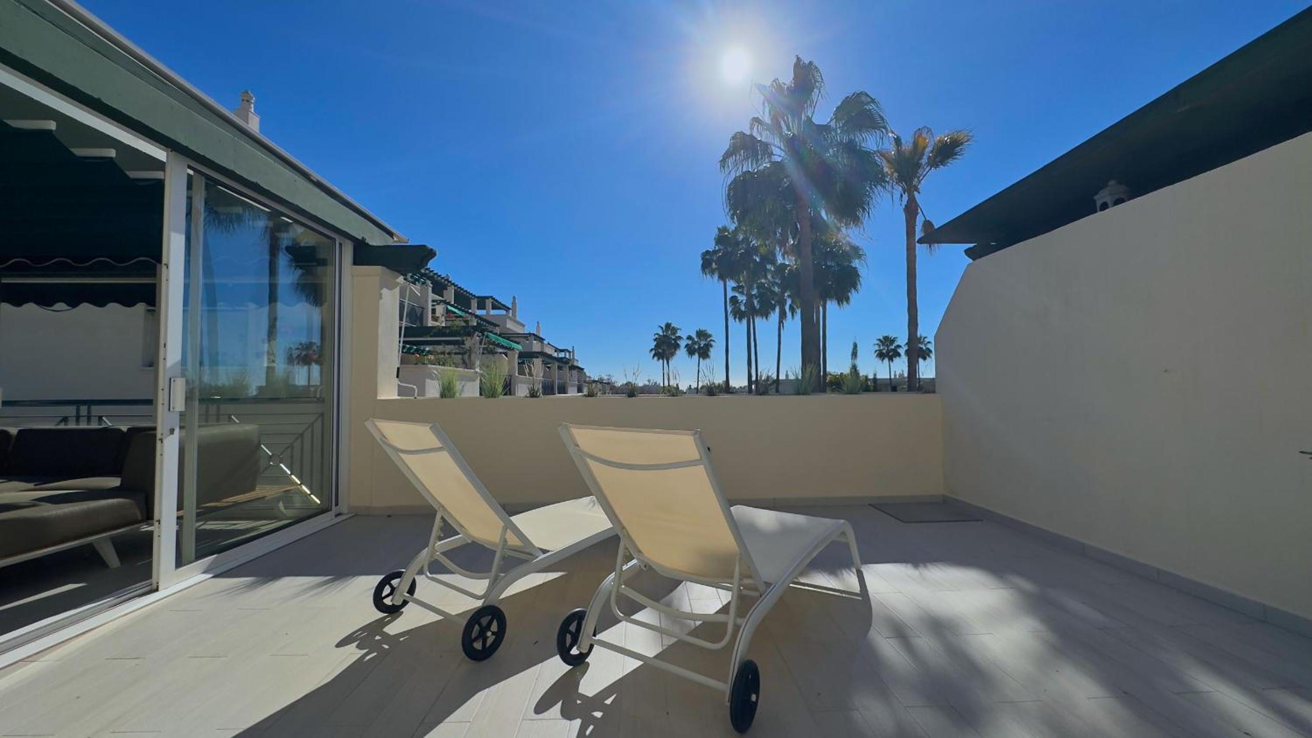 Apartment with Pool View