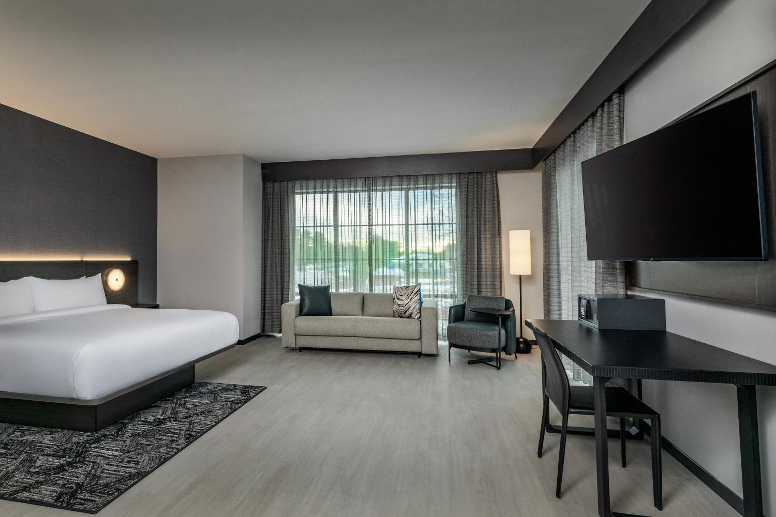 Deluxe King Room with Sofa Bed photo 1