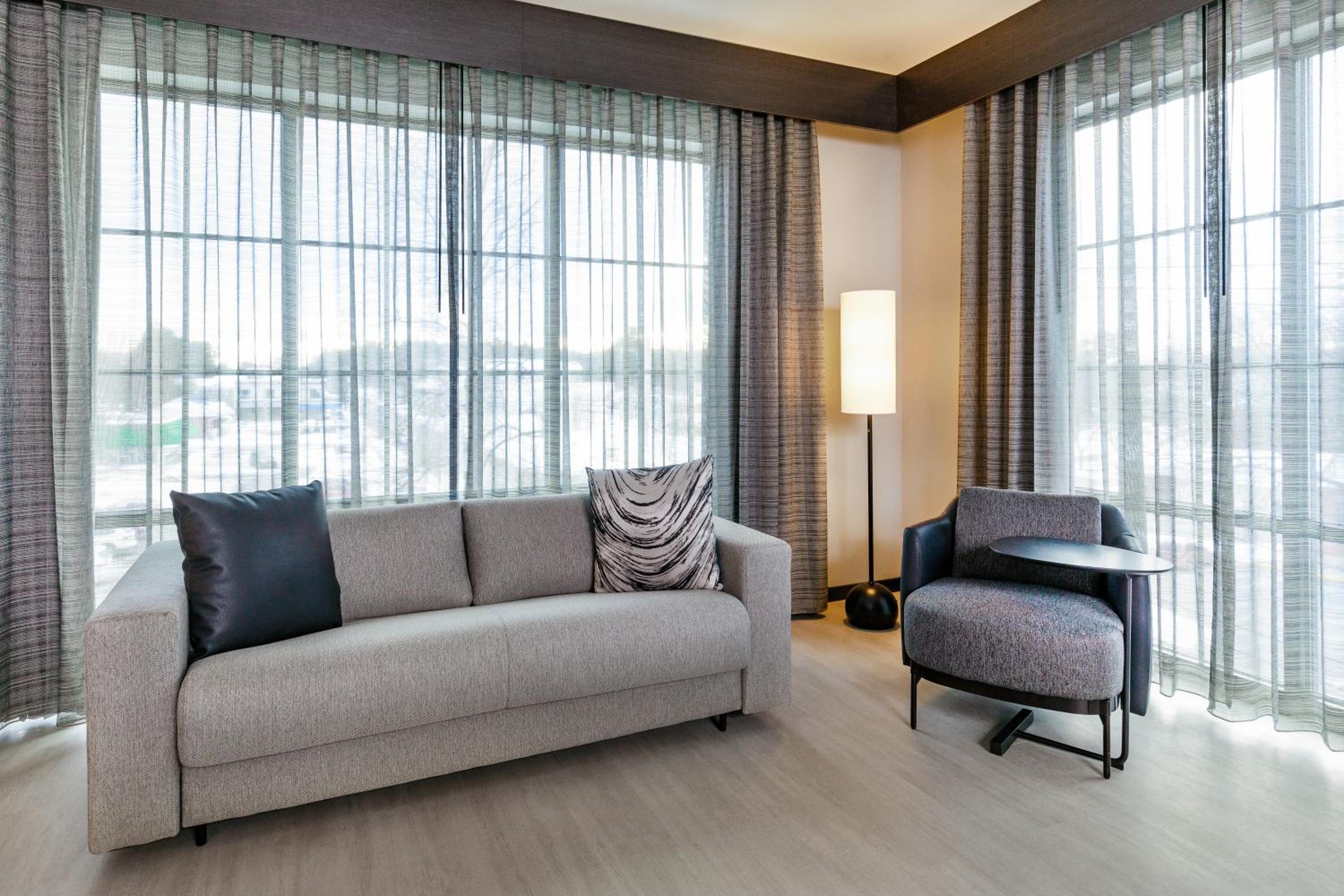 Deluxe King Room with Sofa Bed photo 3