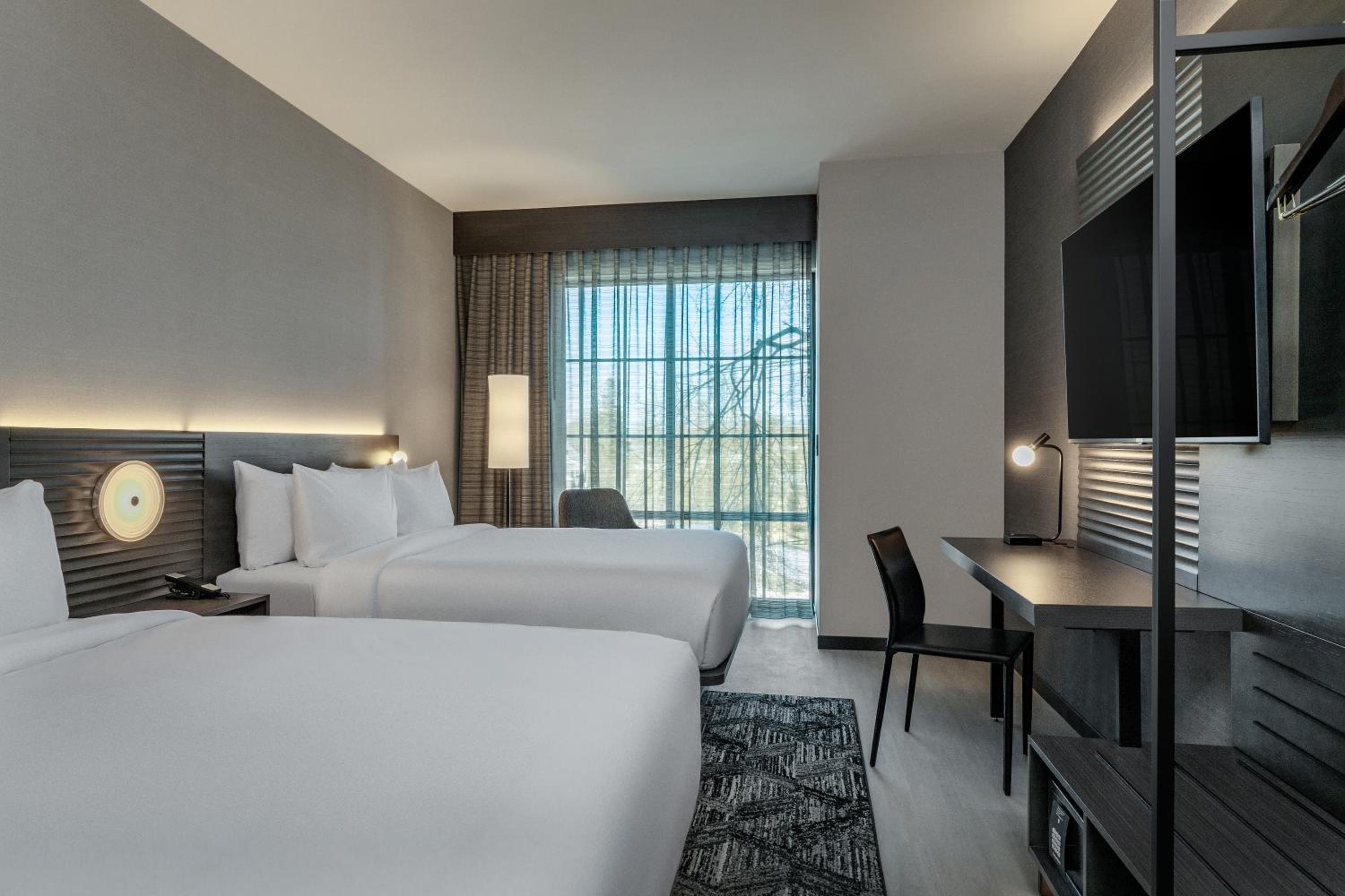 Standard Queen Room with Two Queen Beds photo 3