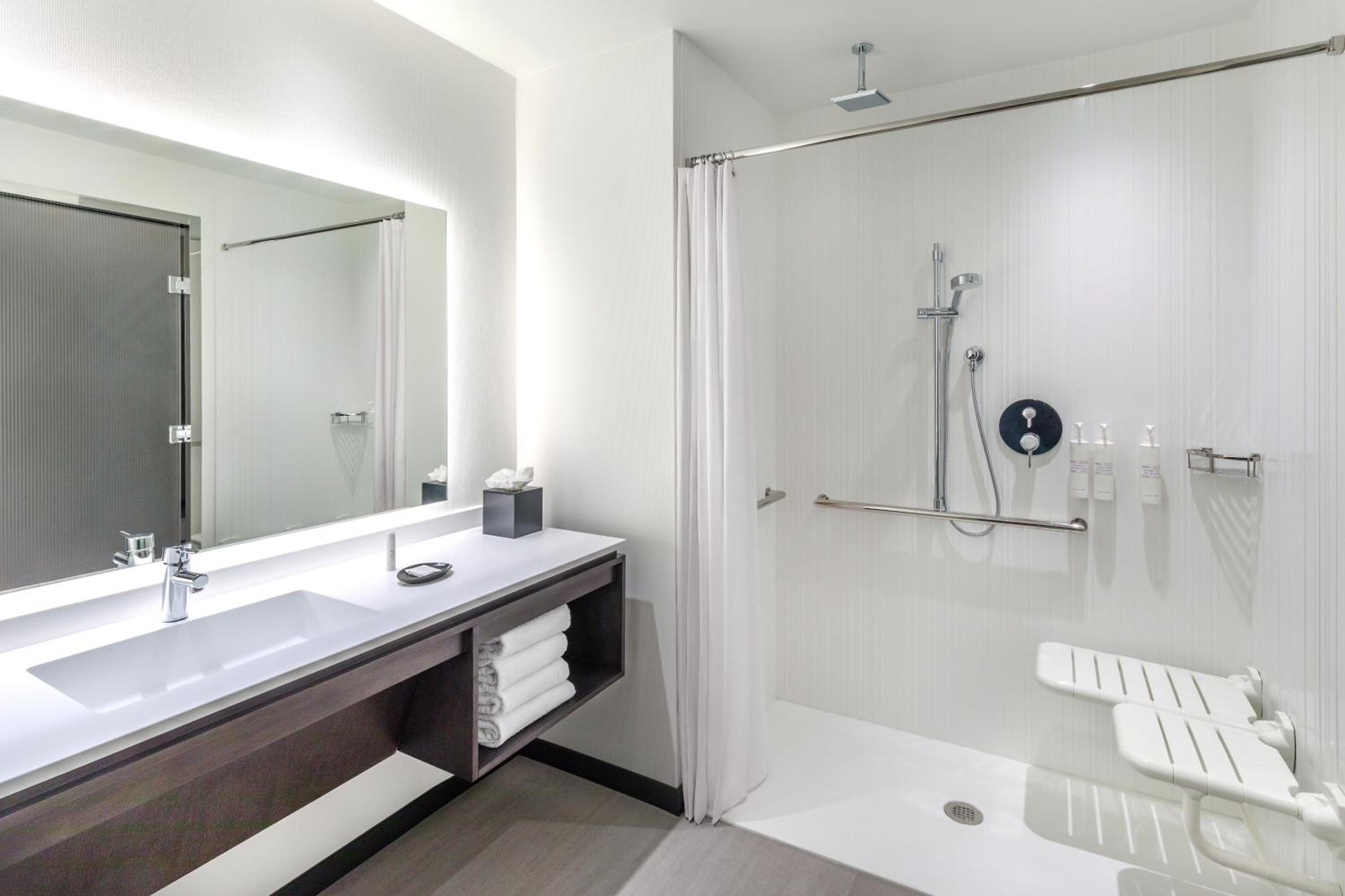 Standard Queen Room with Two Queen Beds and Roll-In Shower - Mobility and Hearing Accessible photo 2