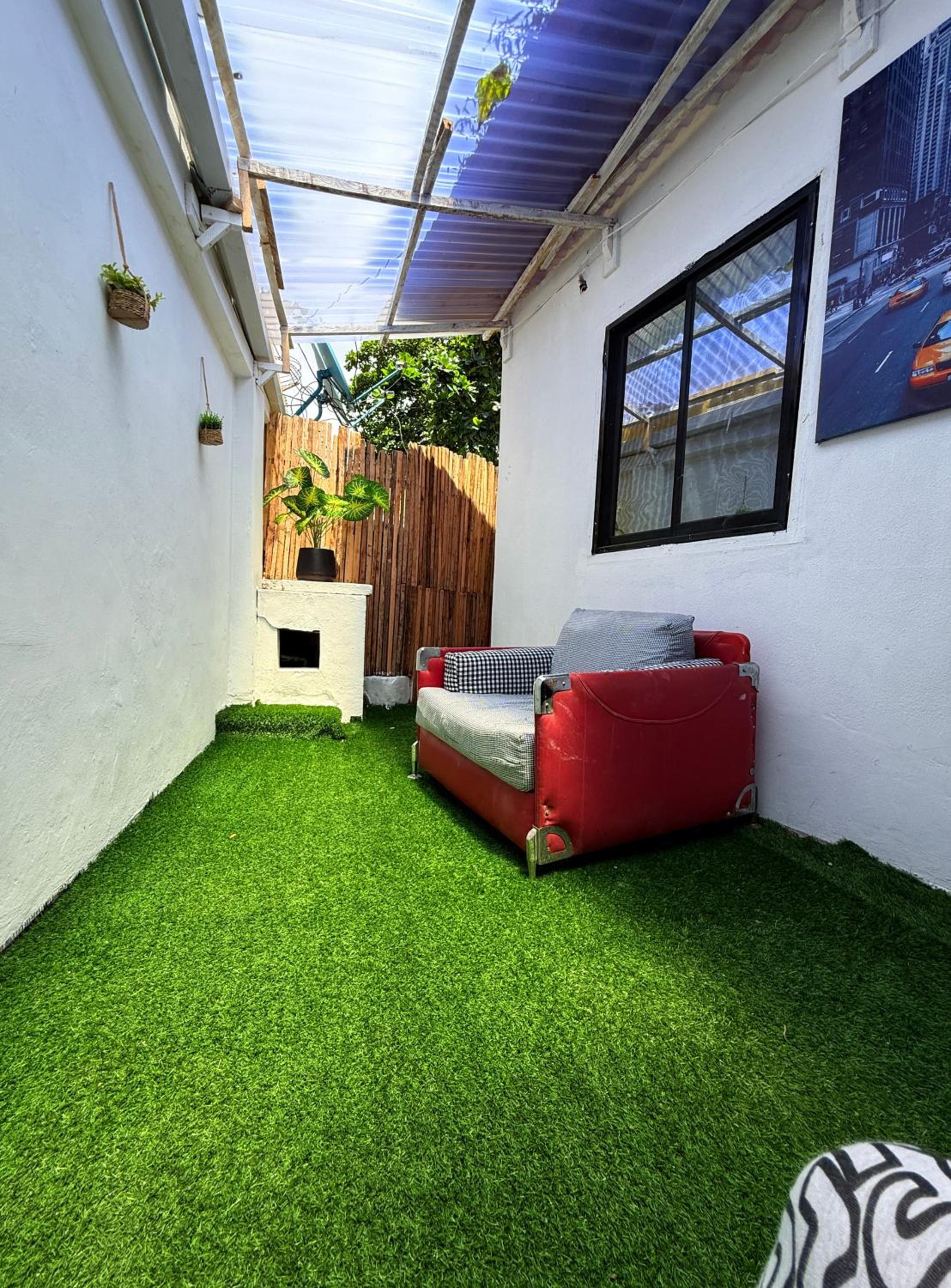 One-Bedroom Apartment with Garden photo 2