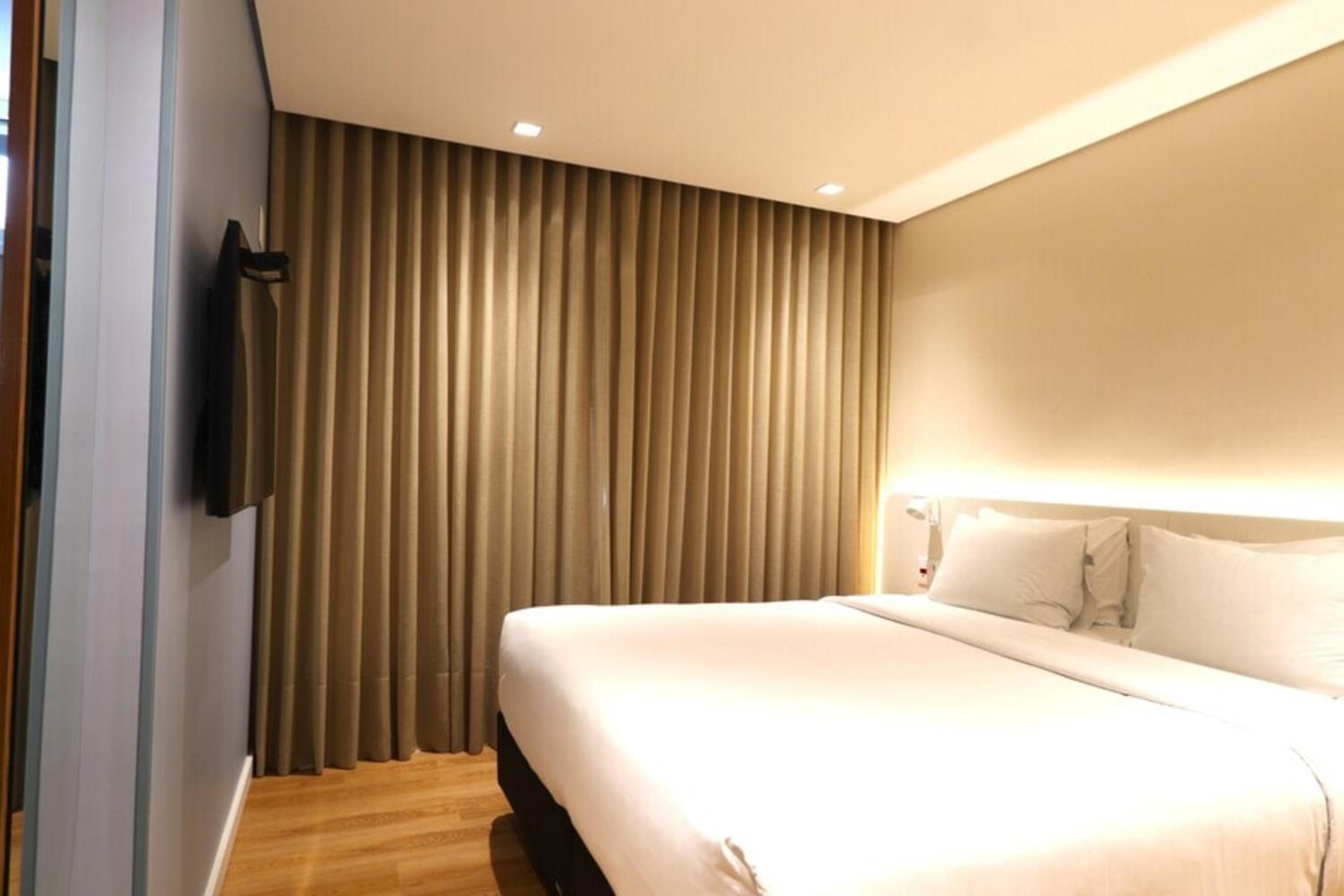 Standard Triple - 1 Queen Bed and 1 Single Bed - Photo 3