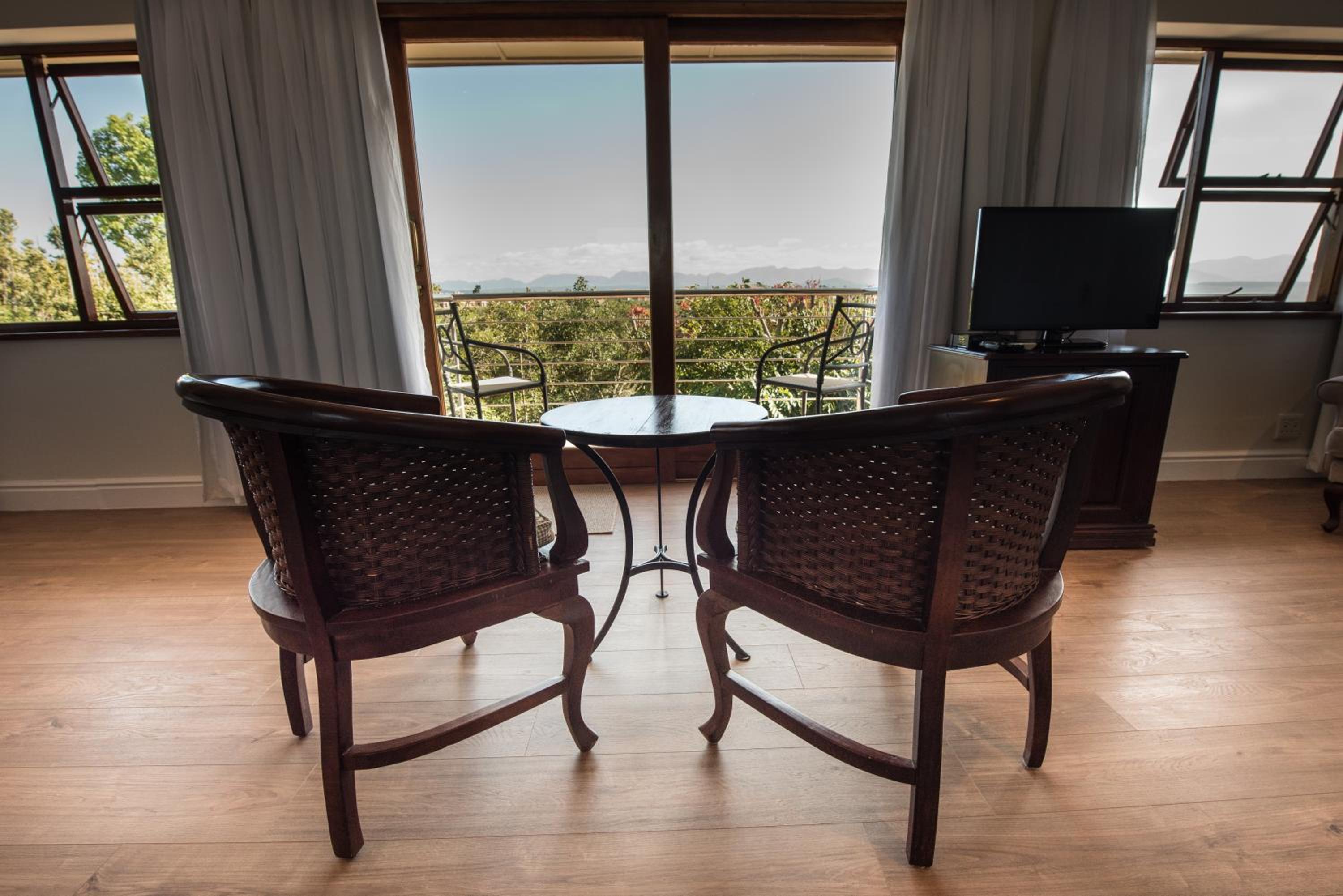 Standard Suite with Mountain View - 3 photo 2
