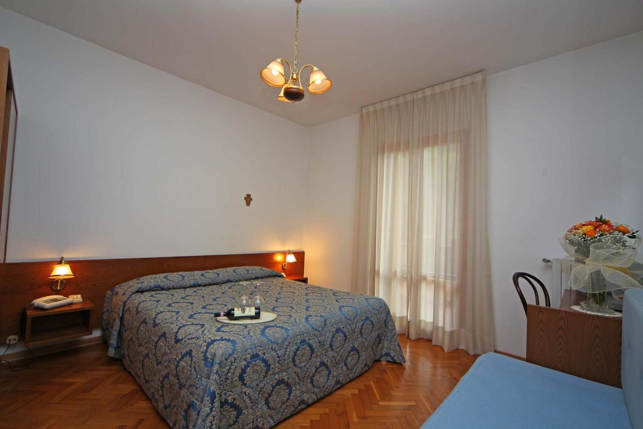 Double or Twin Room with Balcony - Photo 9