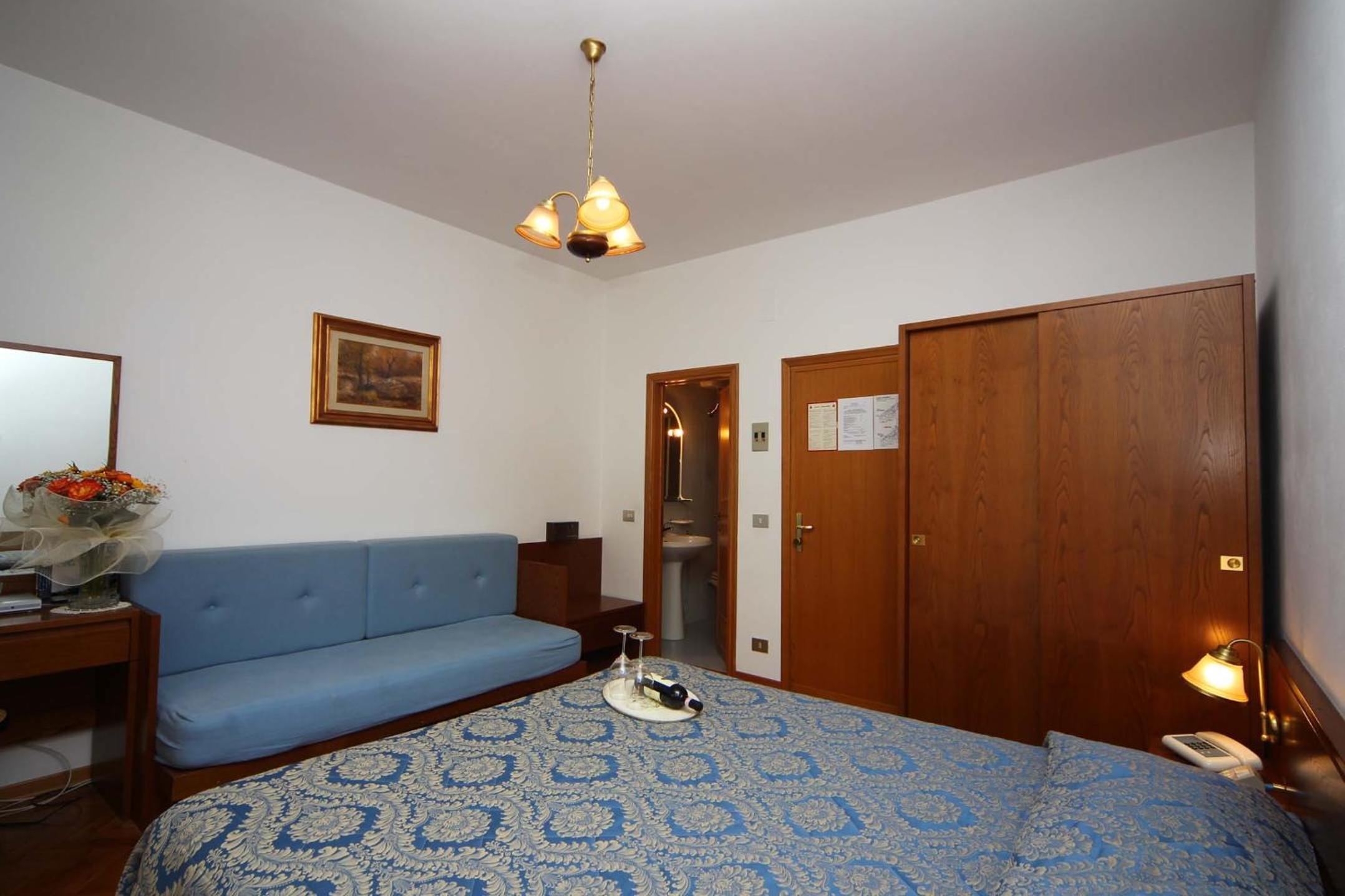 Double or Twin Room with Balcony - Photo 8