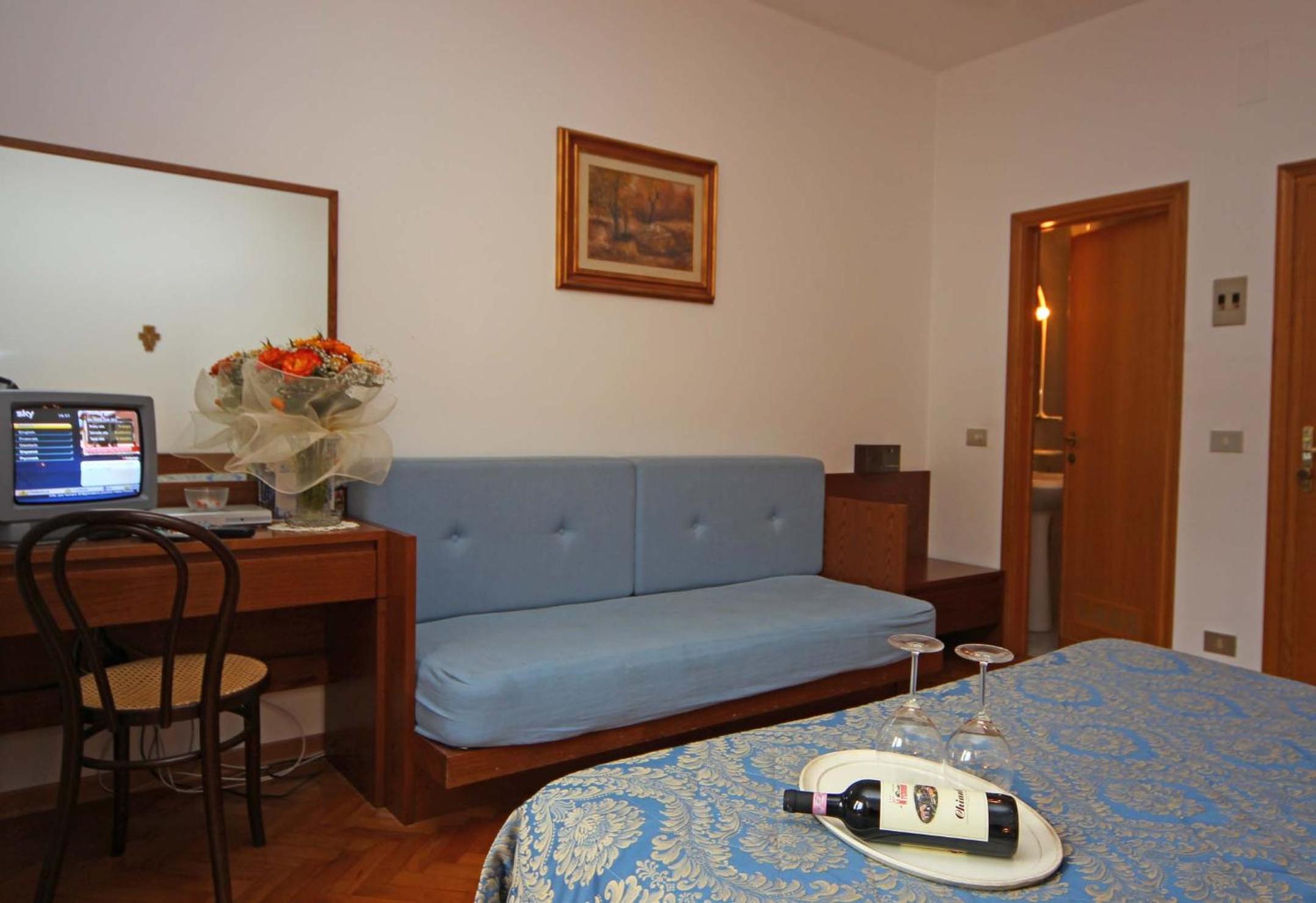 Double or Twin Room with Balcony - Photo 6
