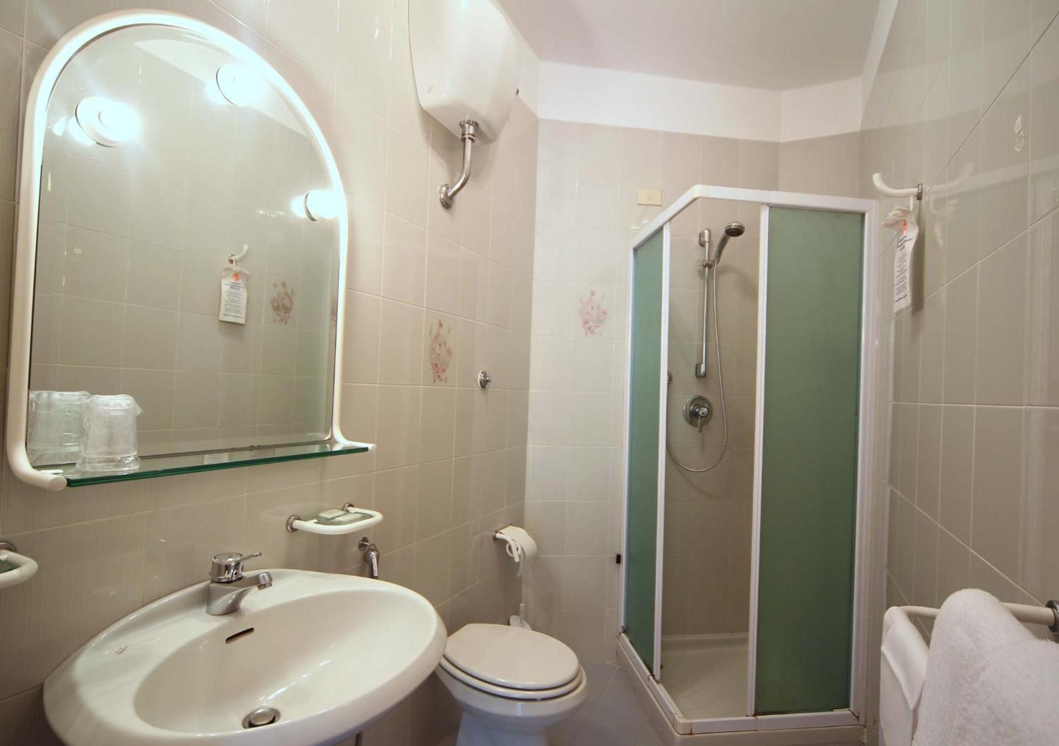 Double or Twin Room with Balcony - Photo 4