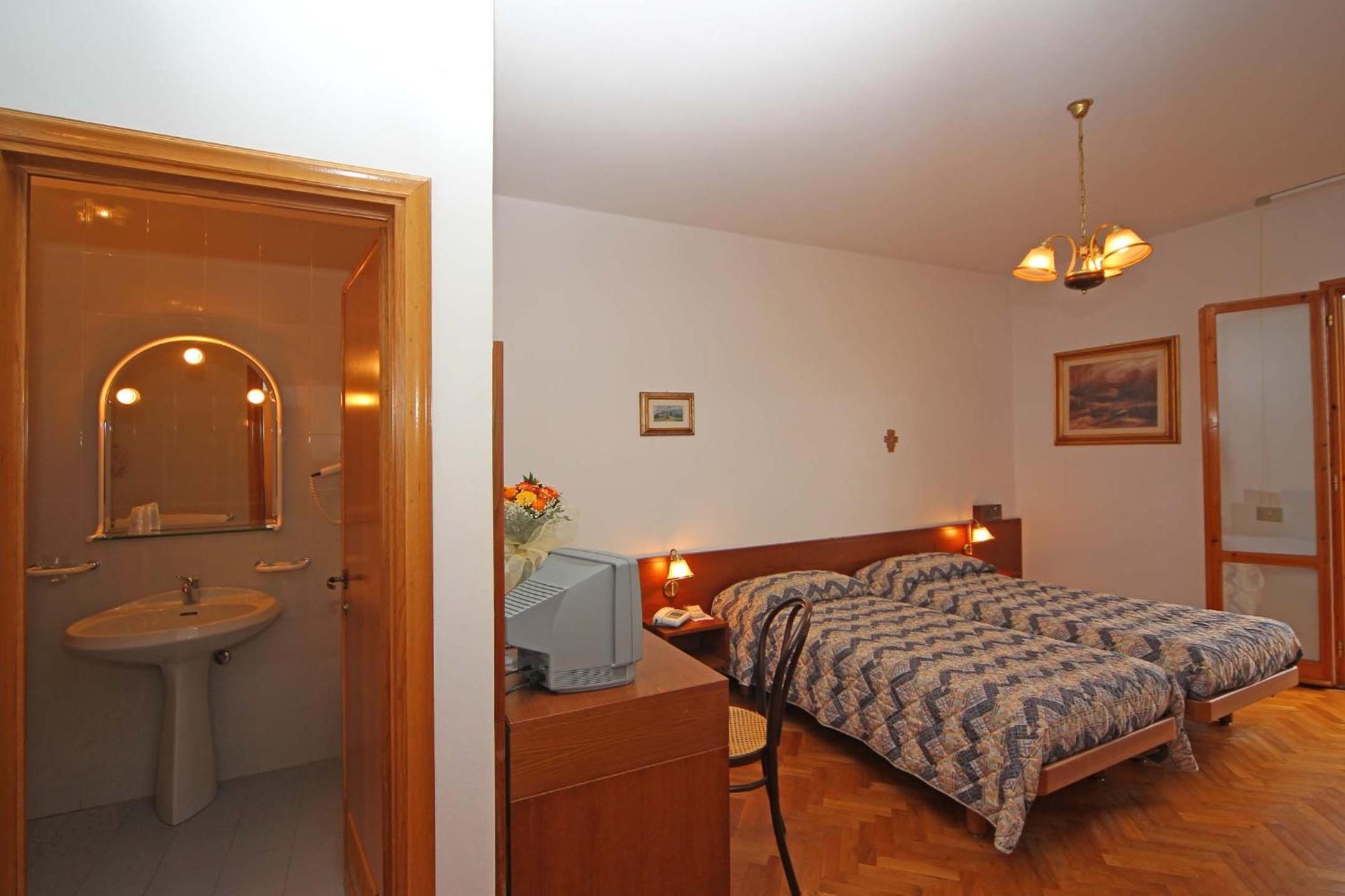 Double or Twin Room with Balcony - Photo 3