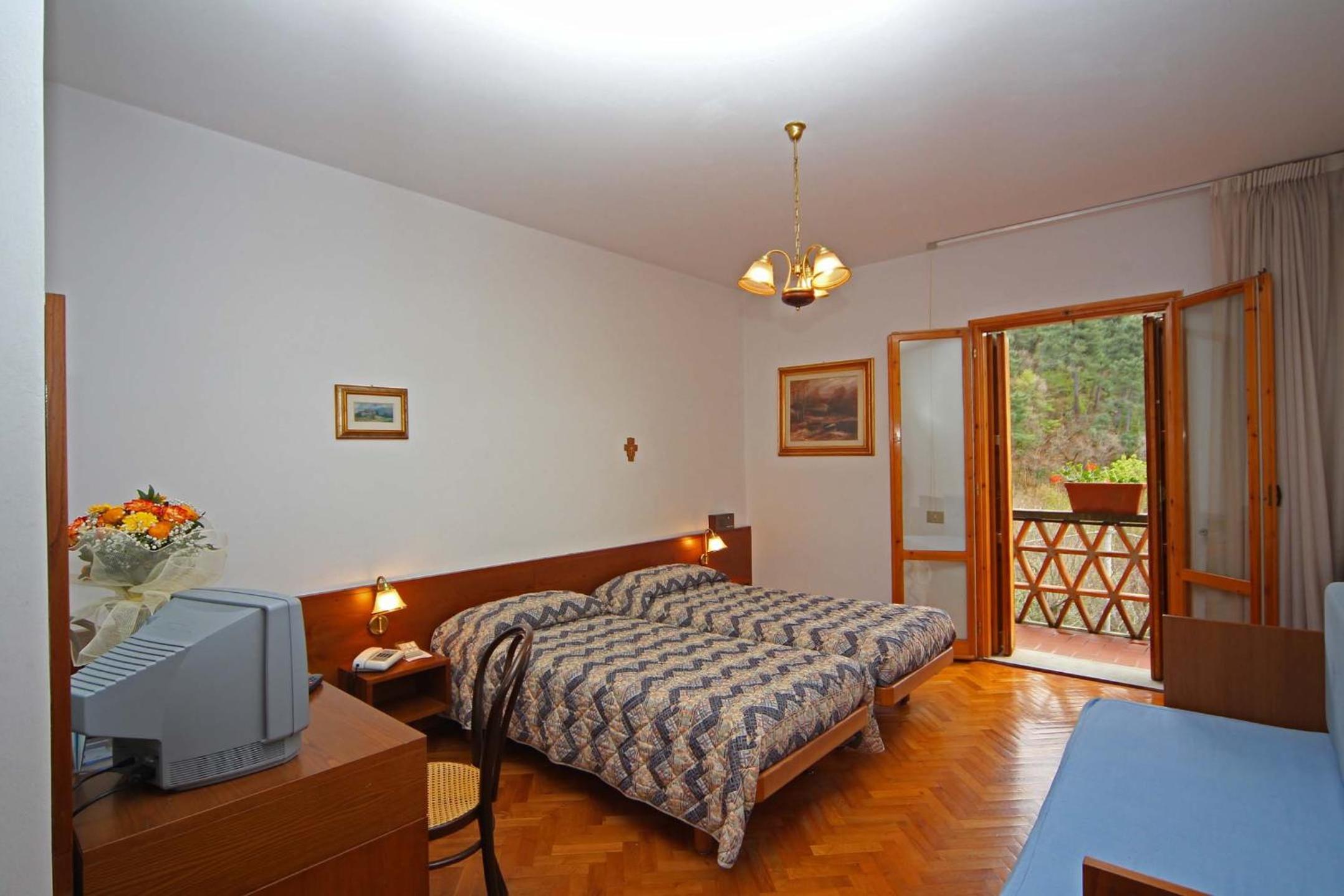 Double or Twin Room with Balcony - Photo 13