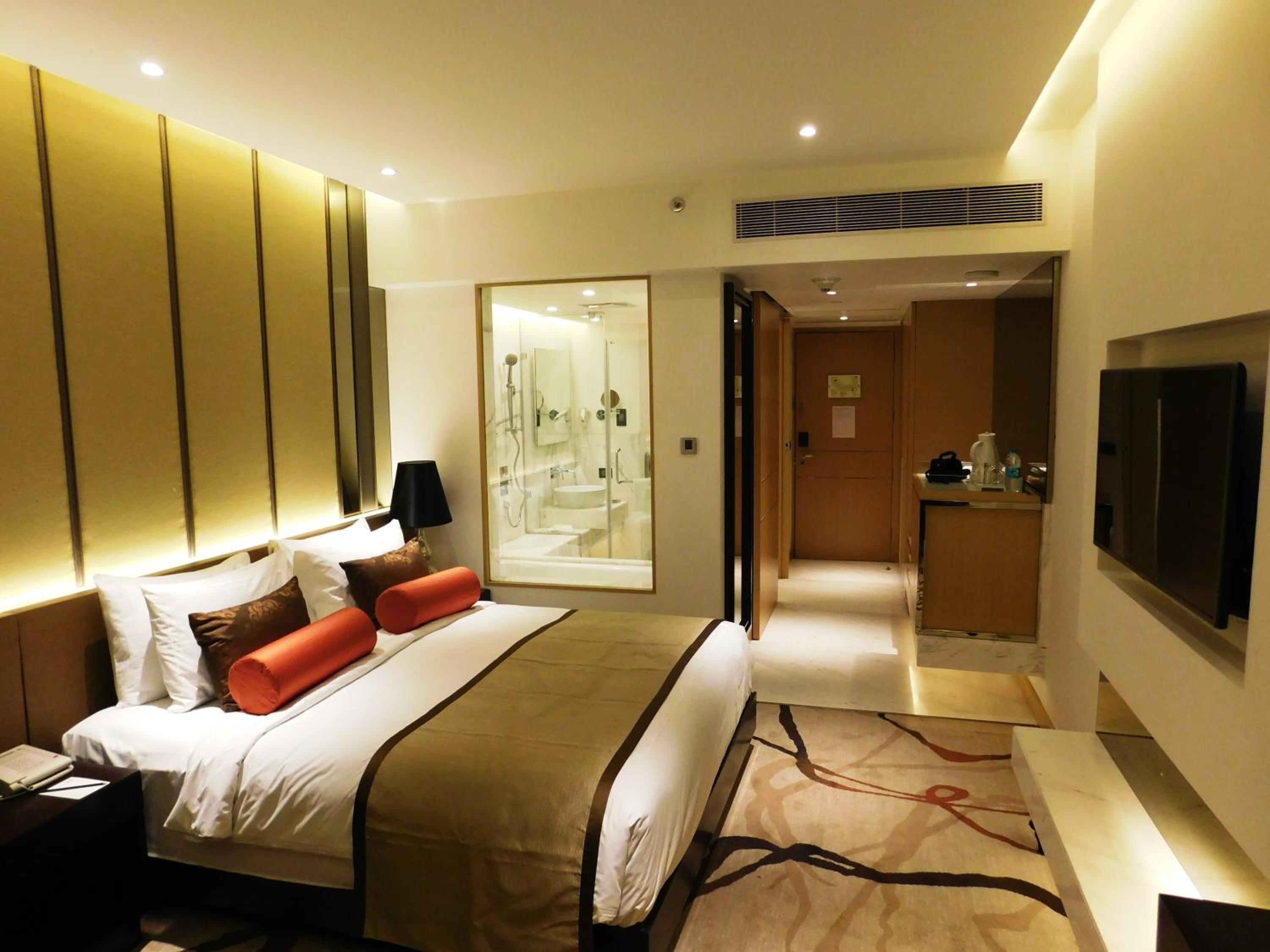 Premium King - 15% off on One-way Airport Transfers, Spa, Food & Beverage & Laundry