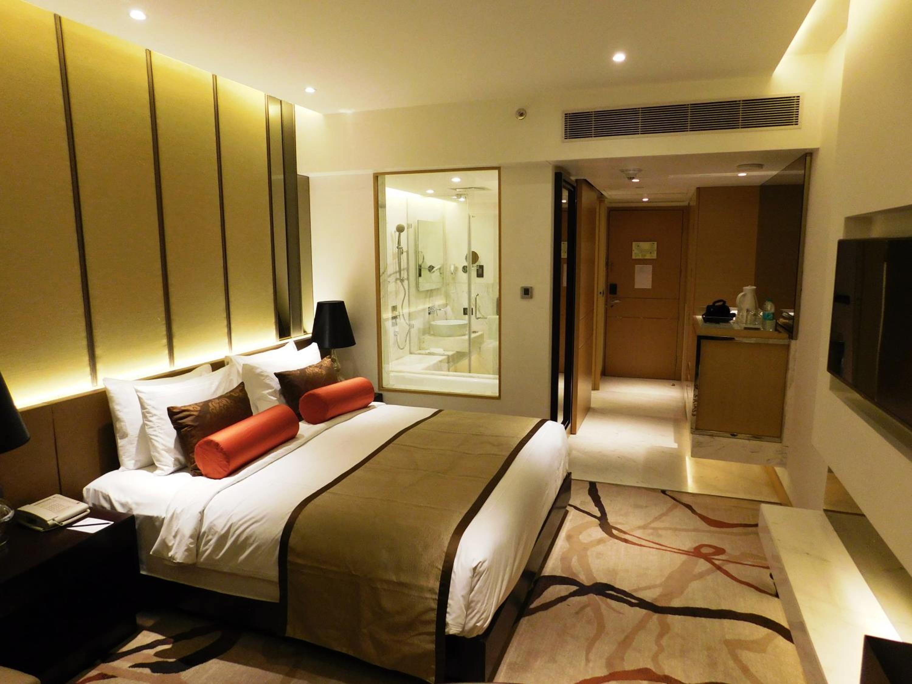 Premium King - 15% off on One-way Airport Transfers, Spa, Food & Beverage & Laundry thumbnail 5
