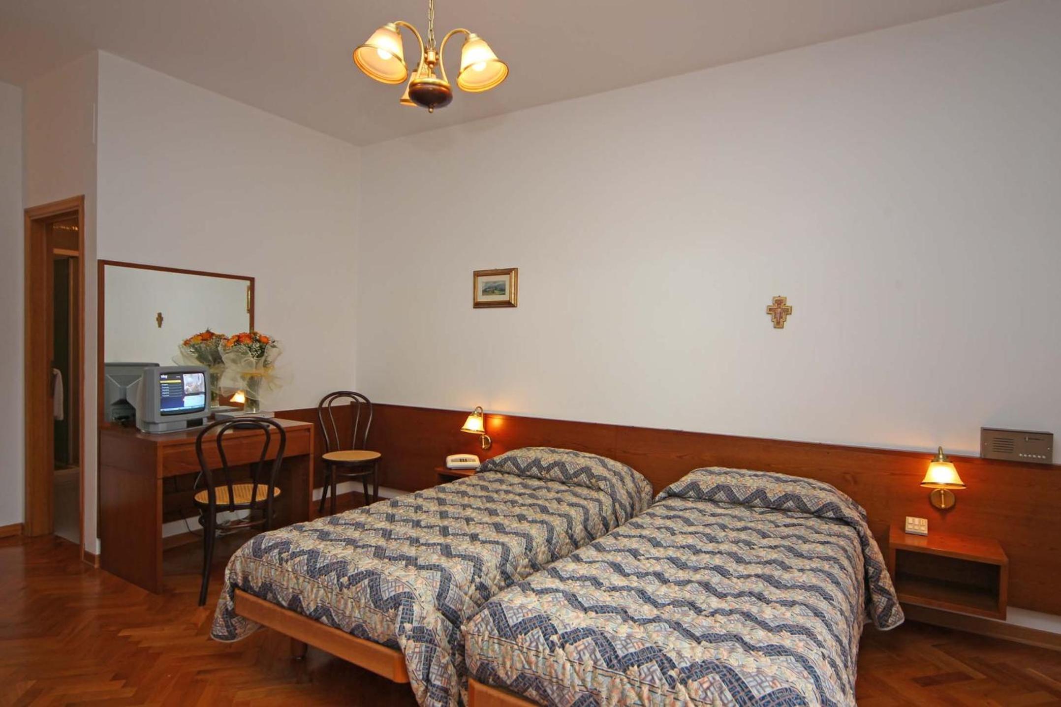 Double or Twin Room with Balcony - Photo 2