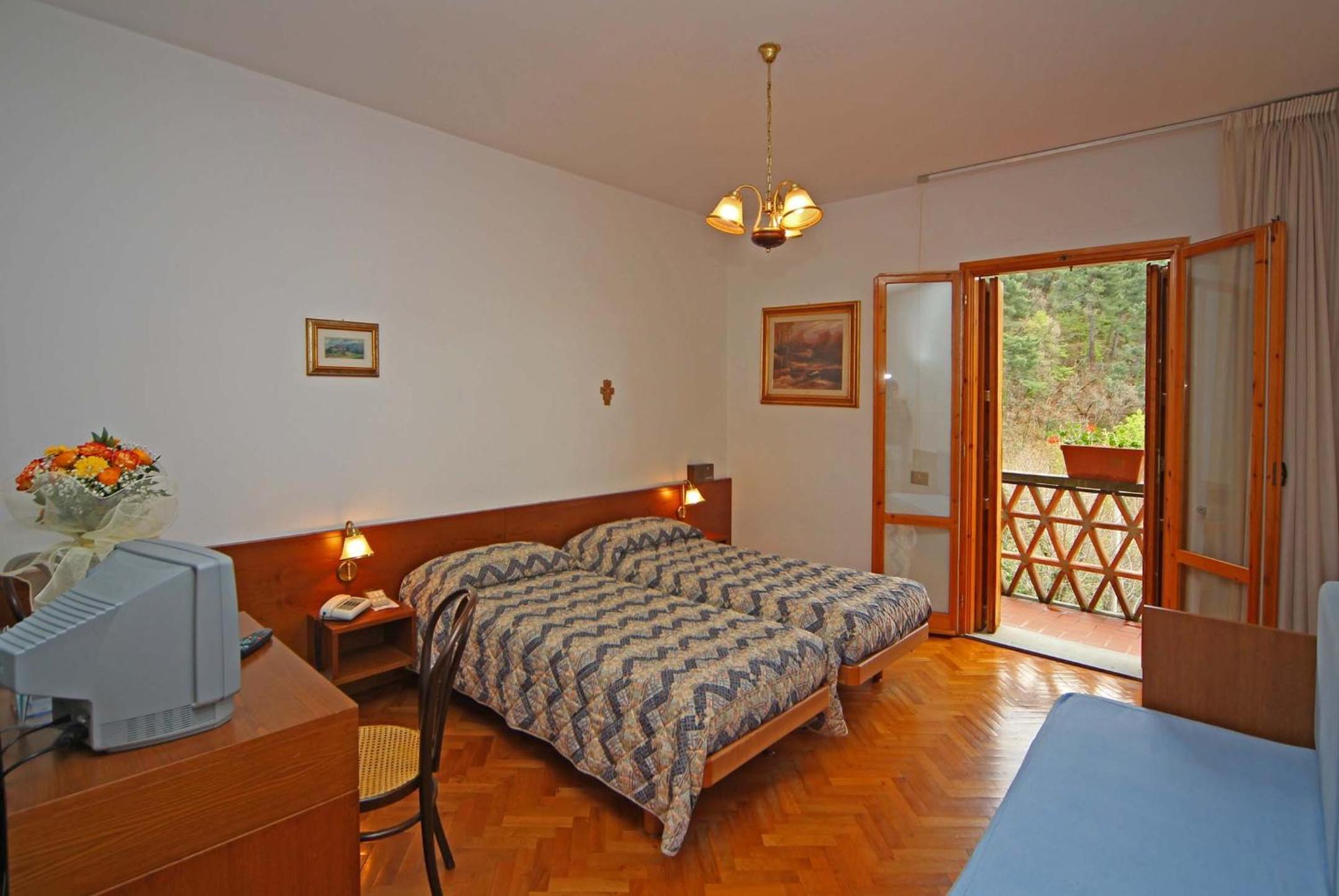 Double or Twin Room with Balcony - Photo 10