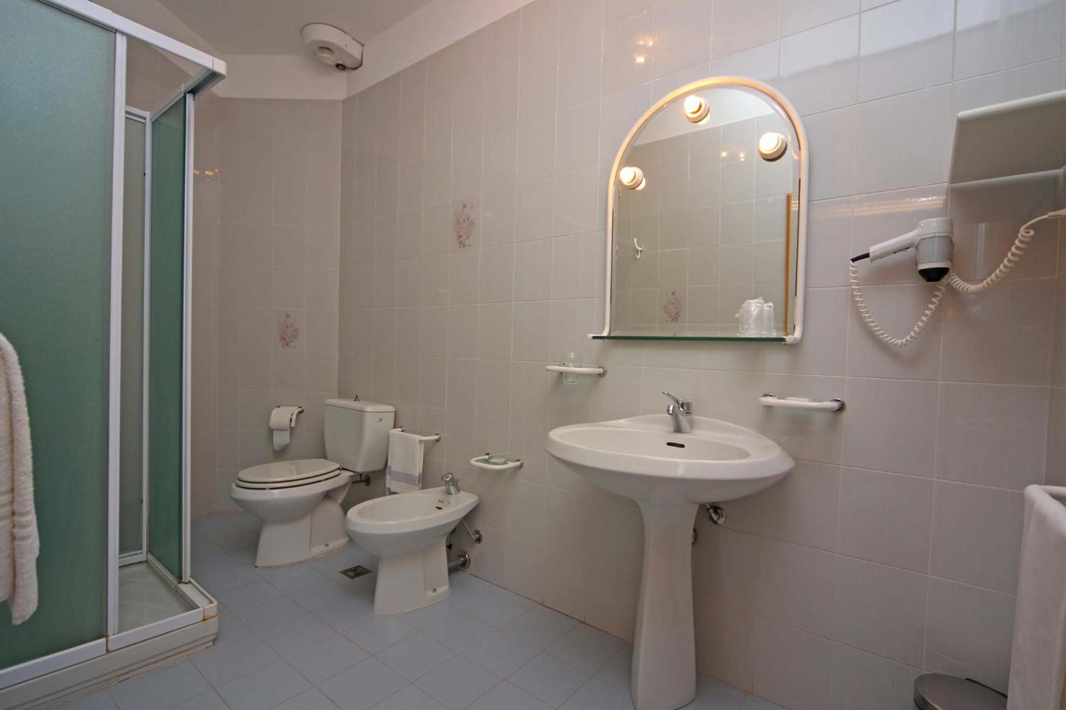 Double or Twin Room with Balcony - Photo 11