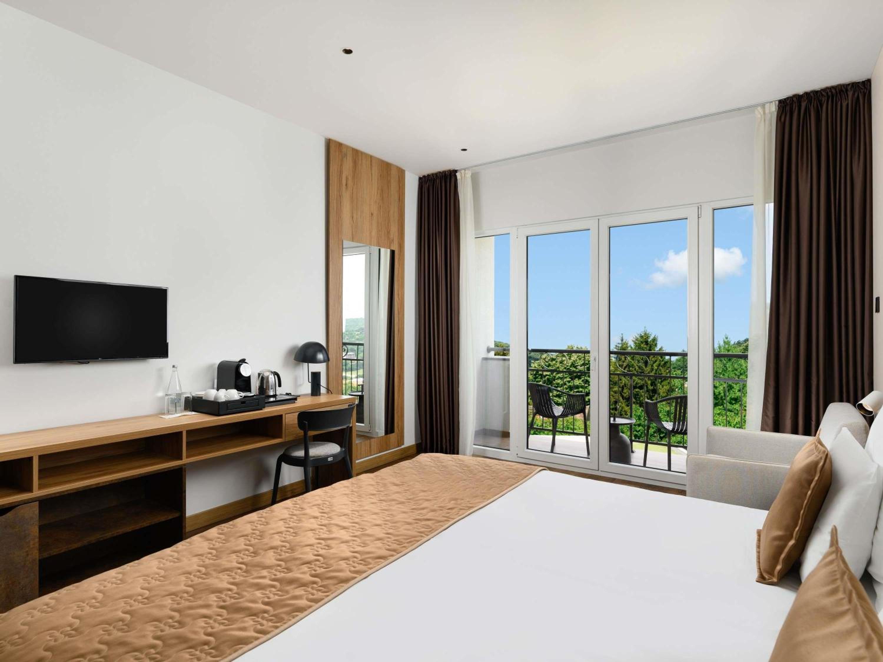 Superior Room with Balcony and Pool View - Photo 2