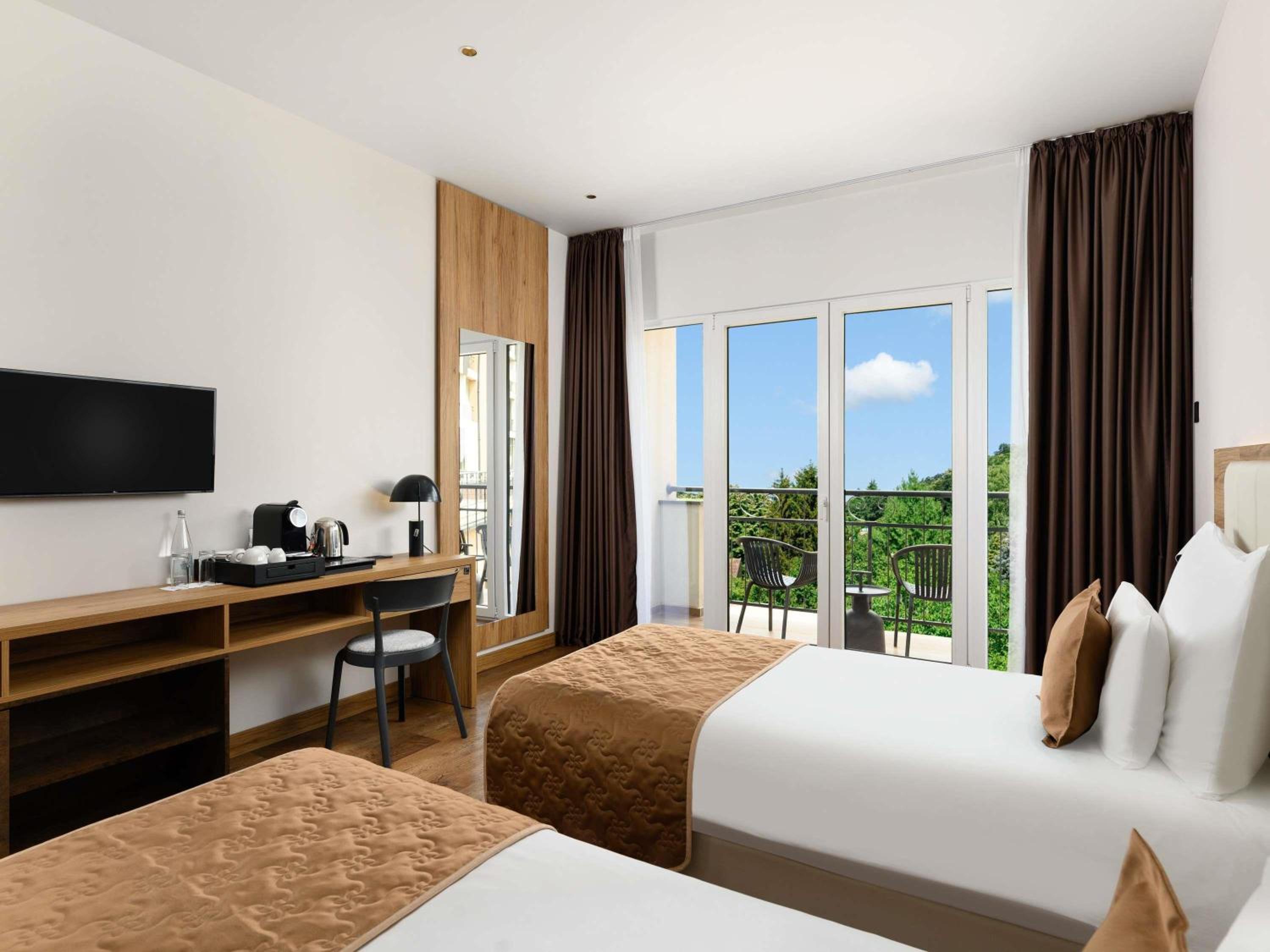 Standard Twin Room with Pool View - Photo 5