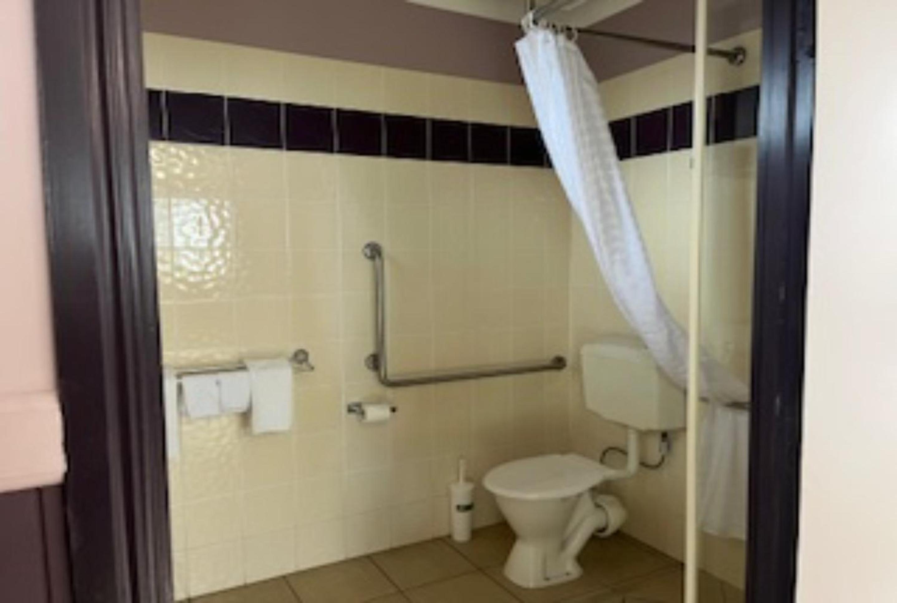 Standard Room - S2 - Accessible photo 2