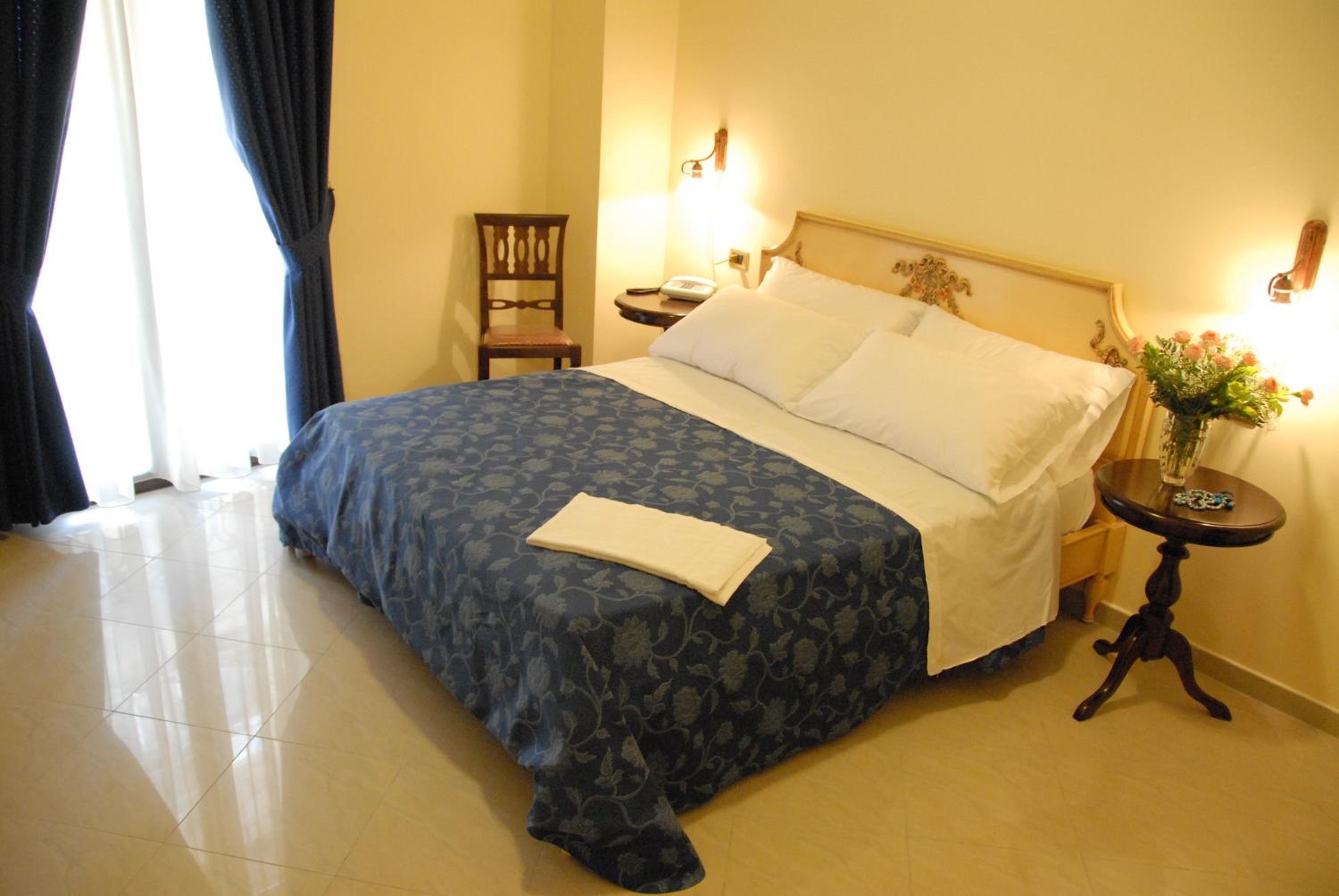 Deluxe Double Room with Balcony - Photo 4