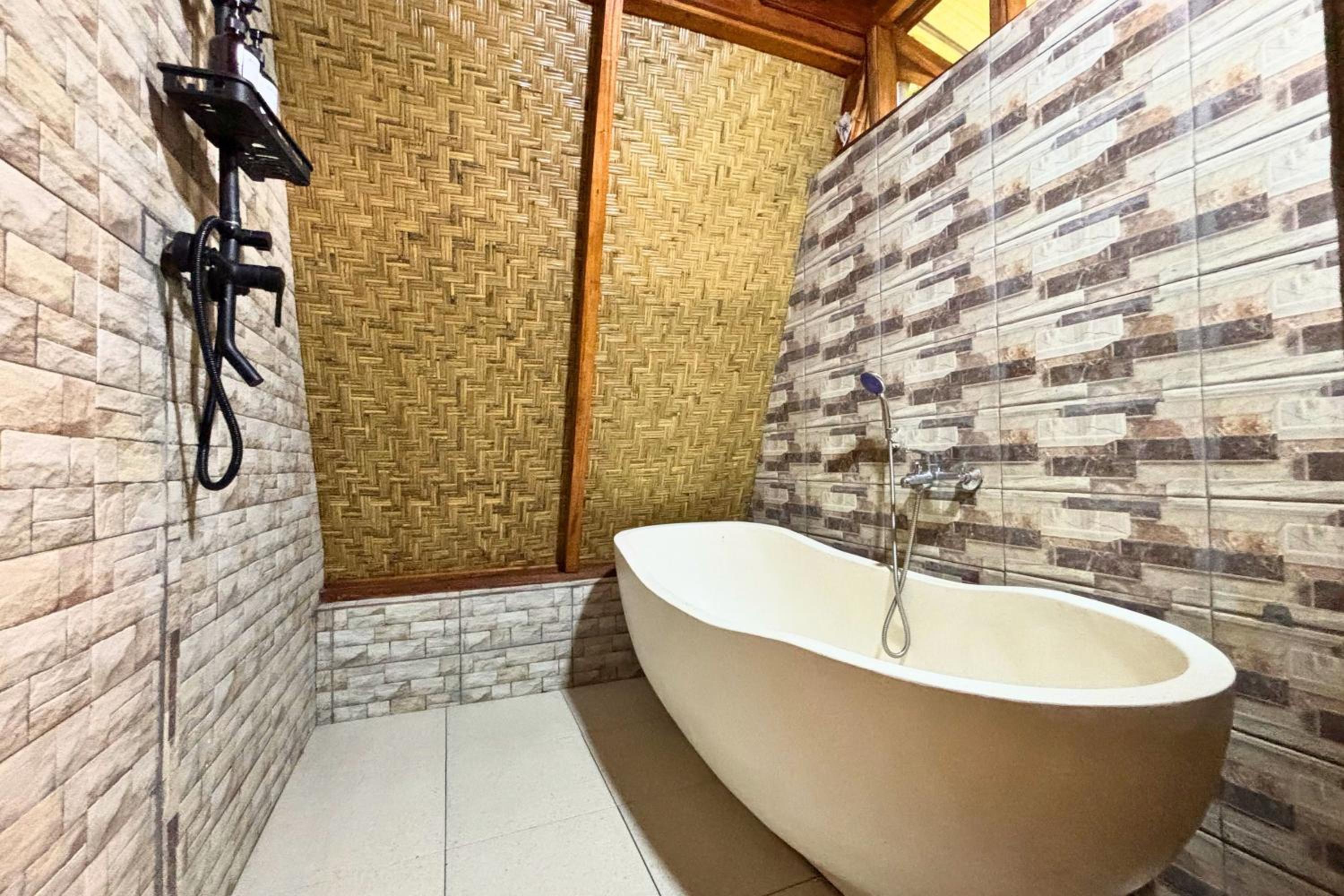 Bamboo Cabin with Bathtub - Photo 9