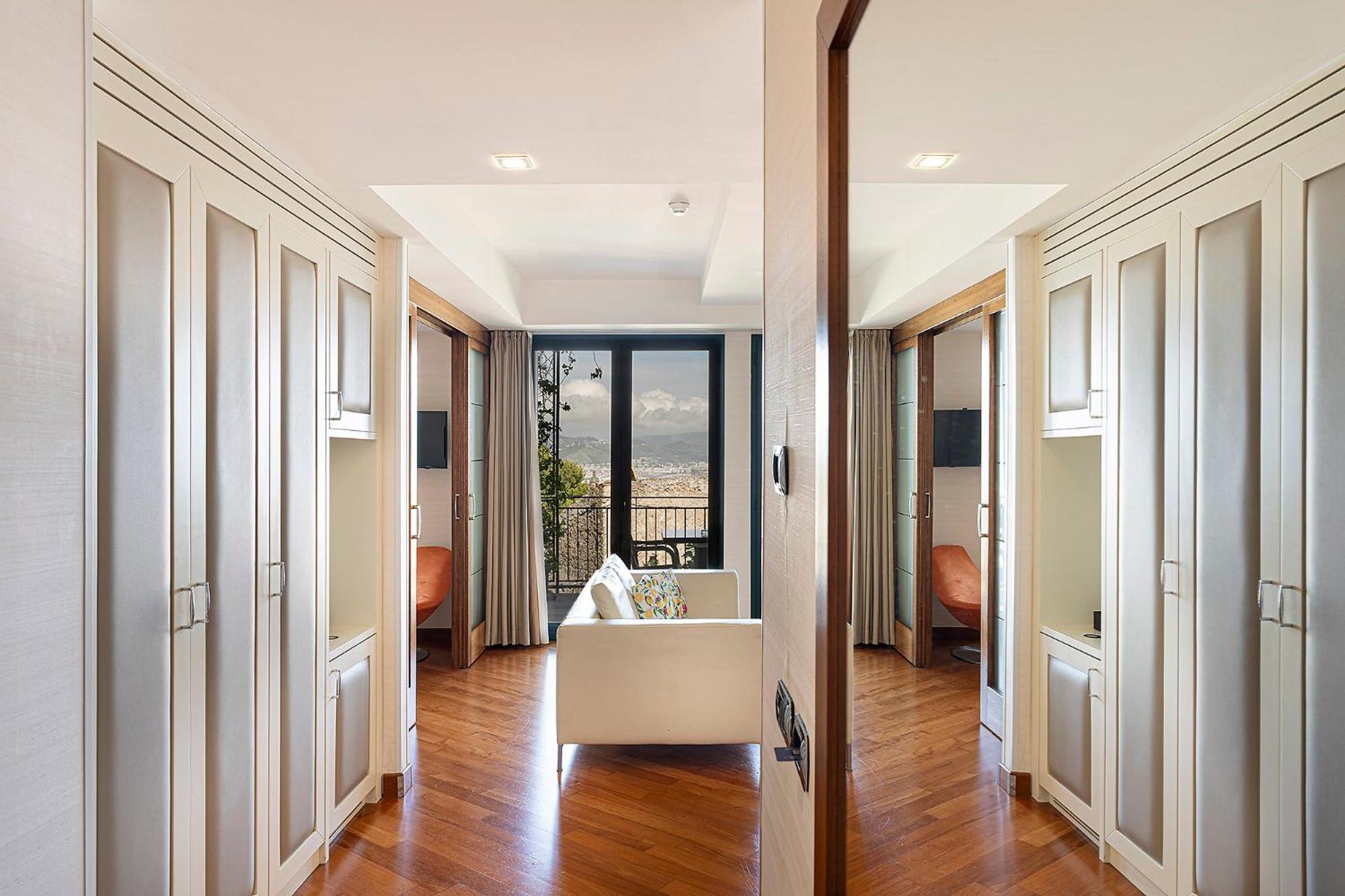 Serien Suite with Partial Sea View