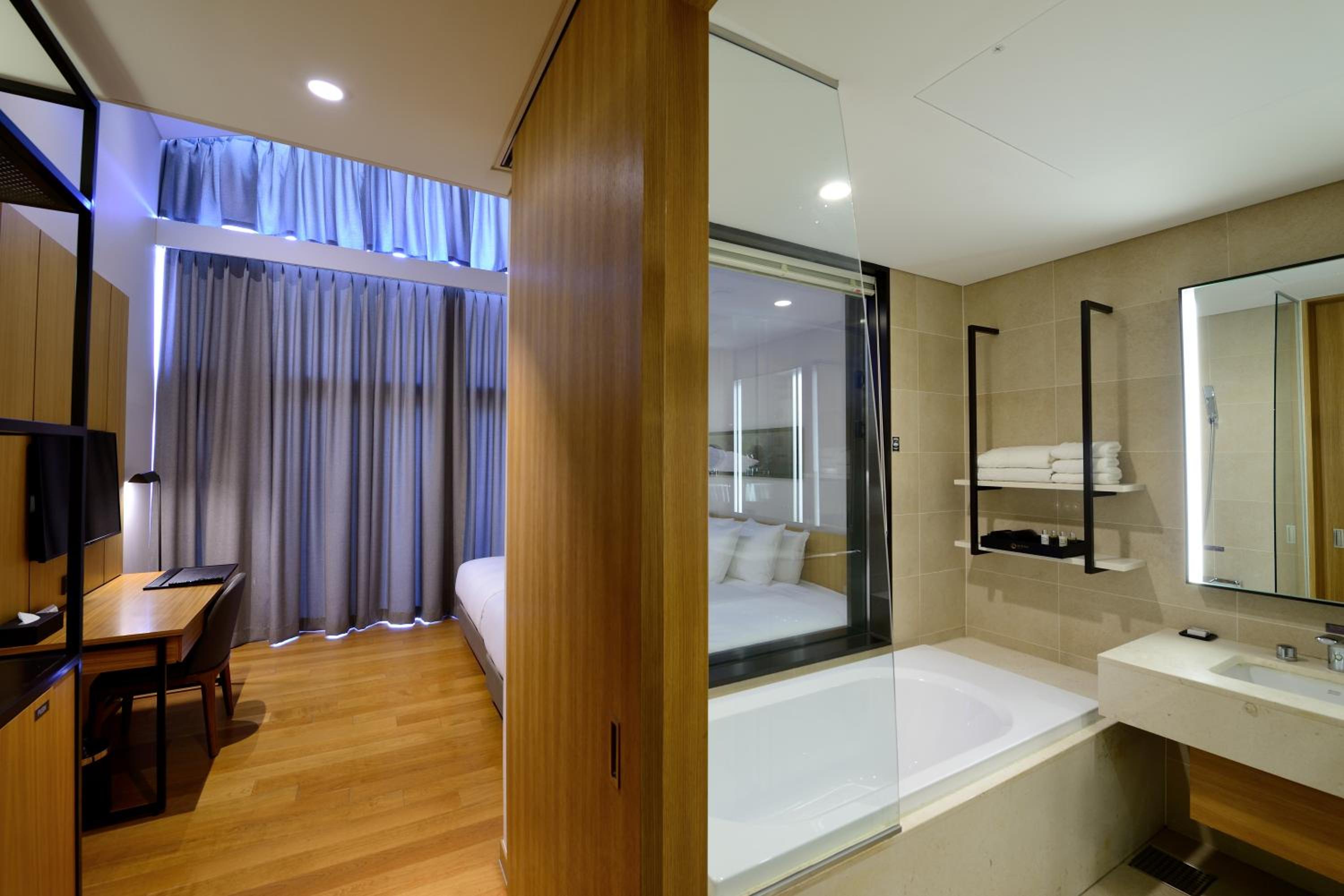 Deluxe Hollywood photo 3