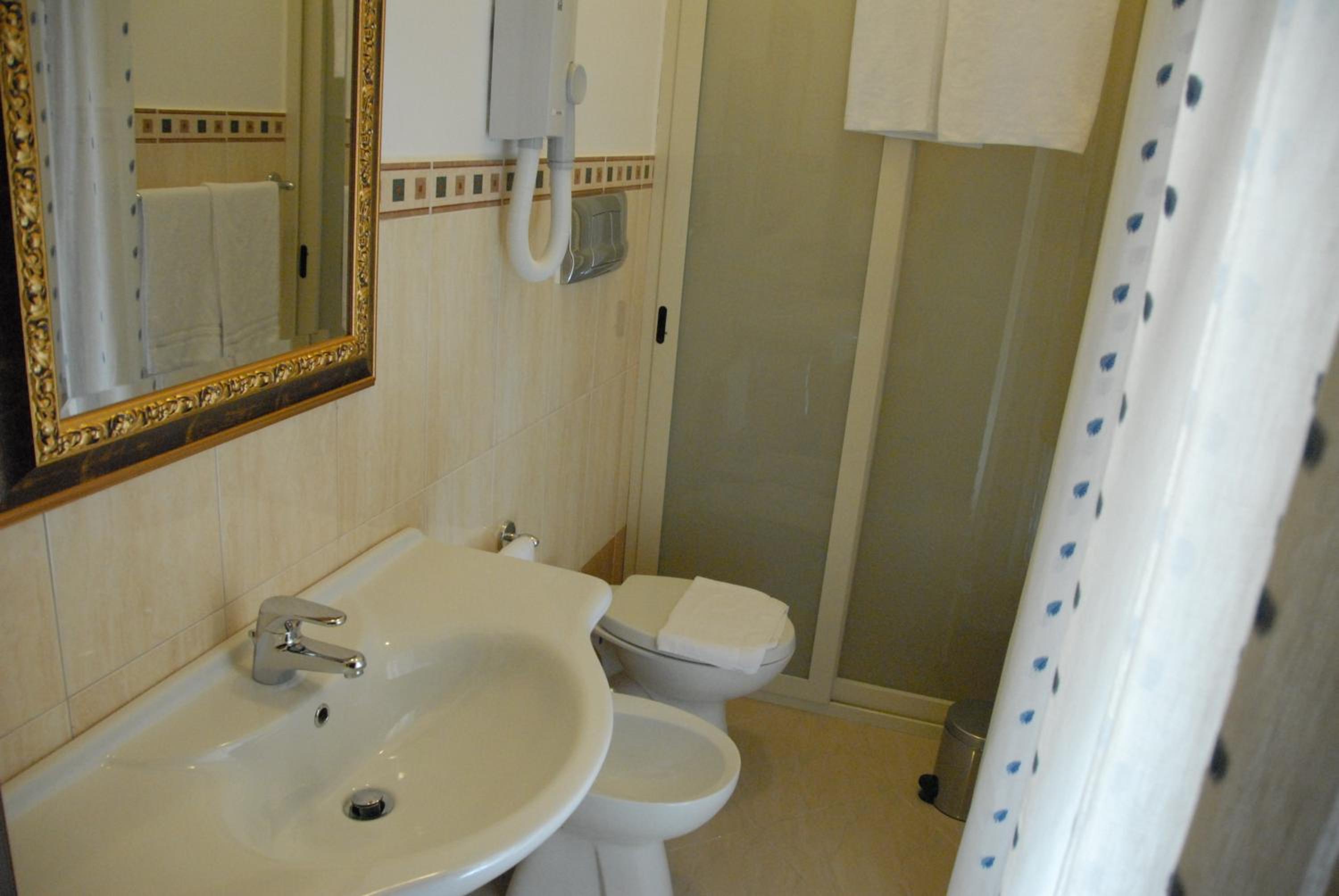 Deluxe Quadruple Room - Photo 4
