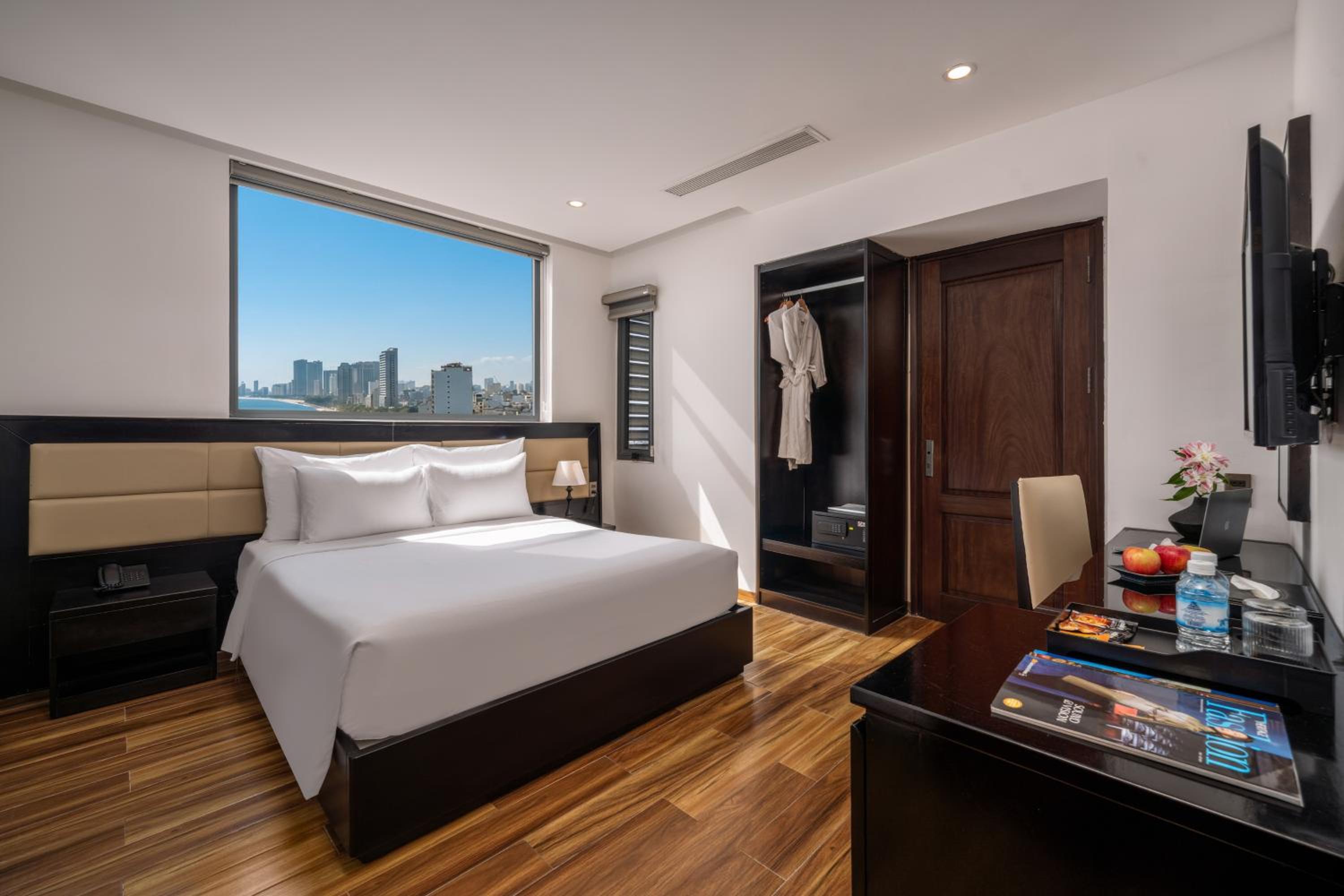 Deluxe Double or Twin Room with City View