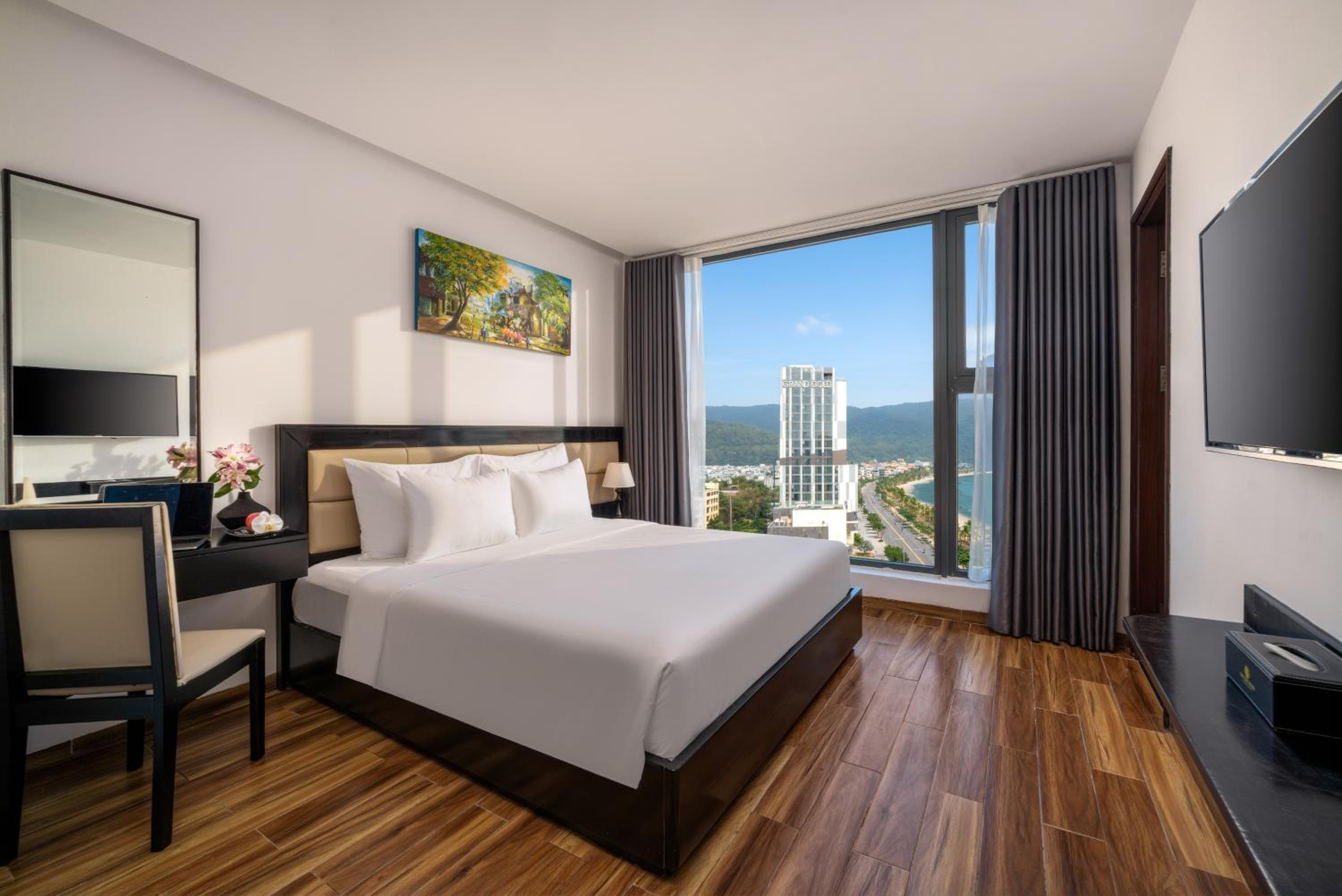Deluxe Double Room with Side Sea View