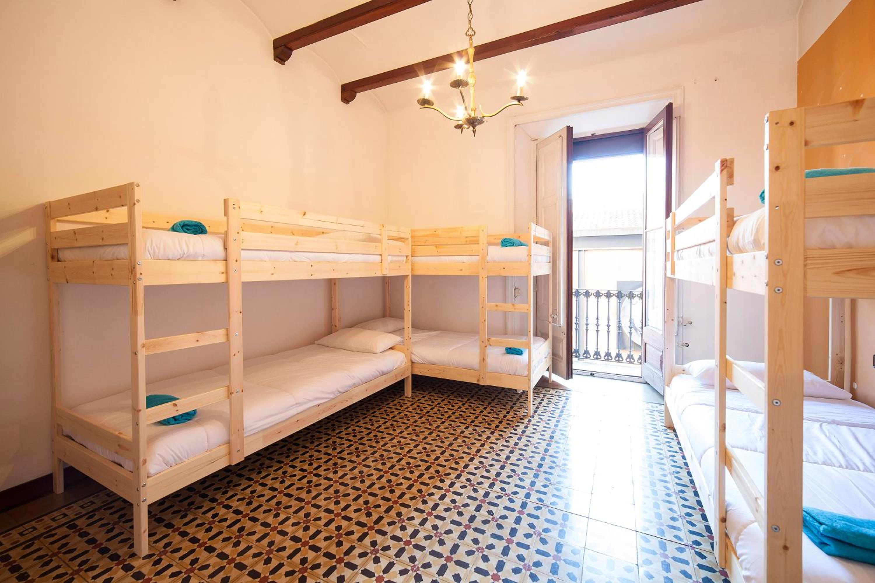 Cama en Habitación Compartida Femenina de 6 Camas