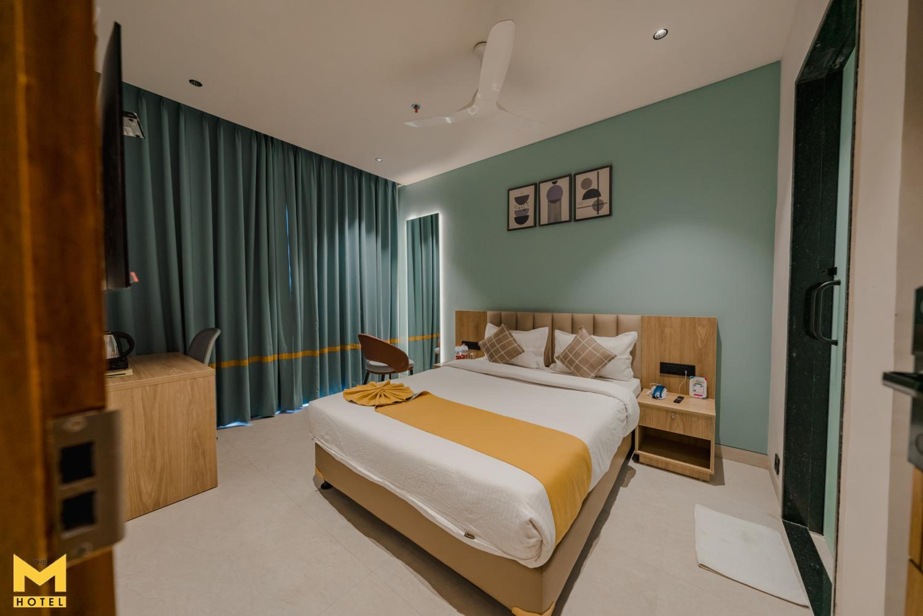 Deluxe King Room - Photo 1
