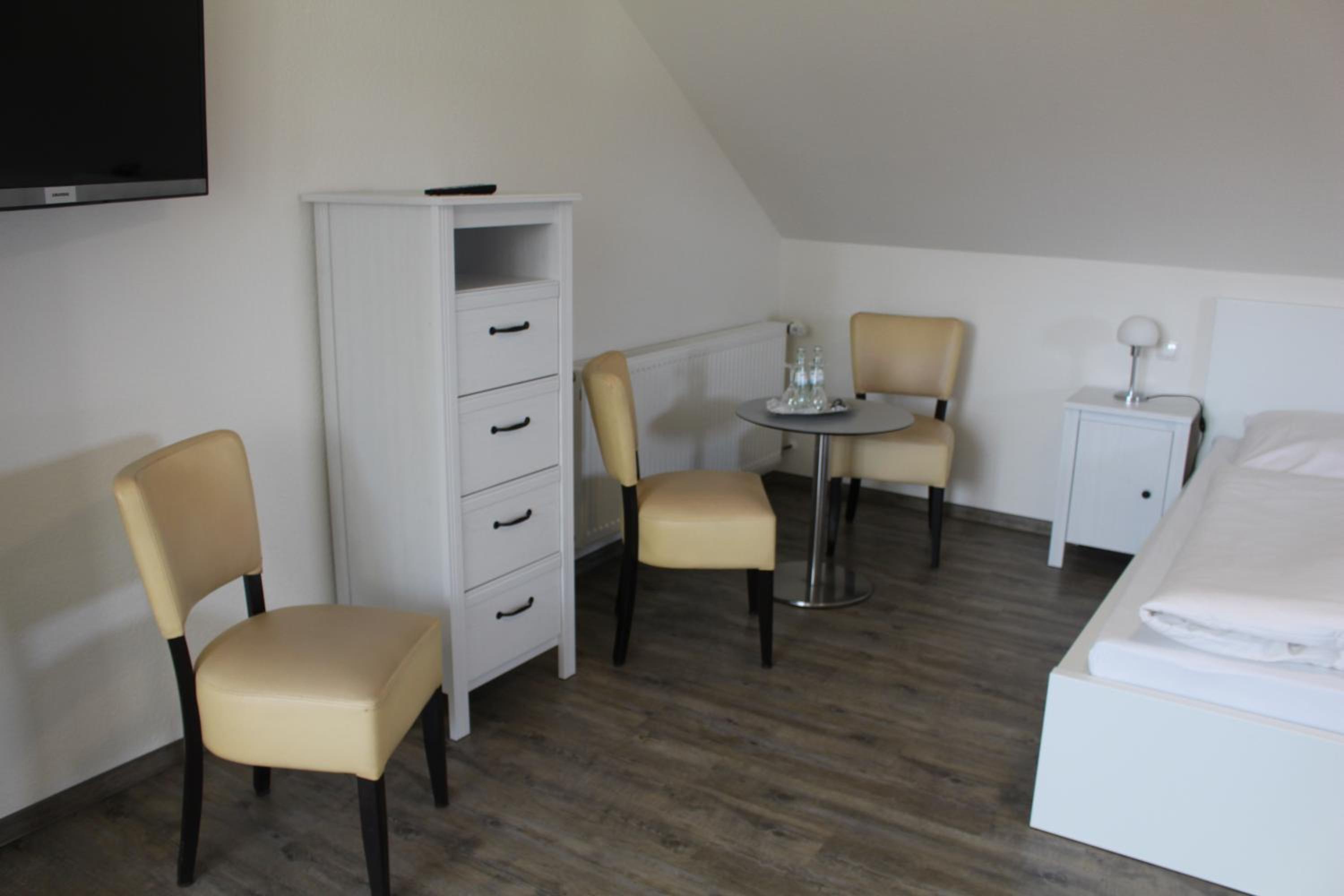 Basic Quadruple Room (2 Adults + 2 Children) - Photo 8