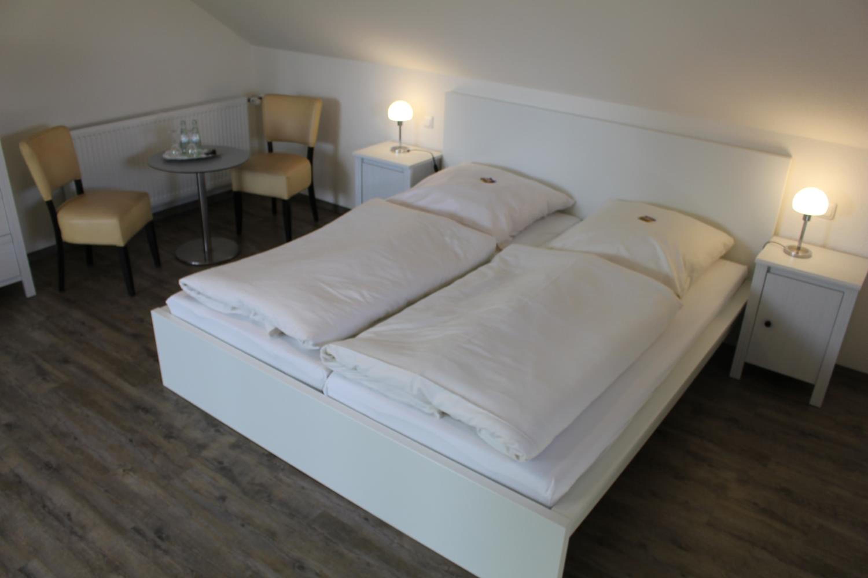 Basic Quadruple Room (2 Adults + 2 Children) - Photo 1