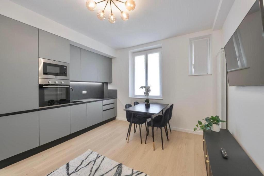 Deluxe One-Bedroom Apartment