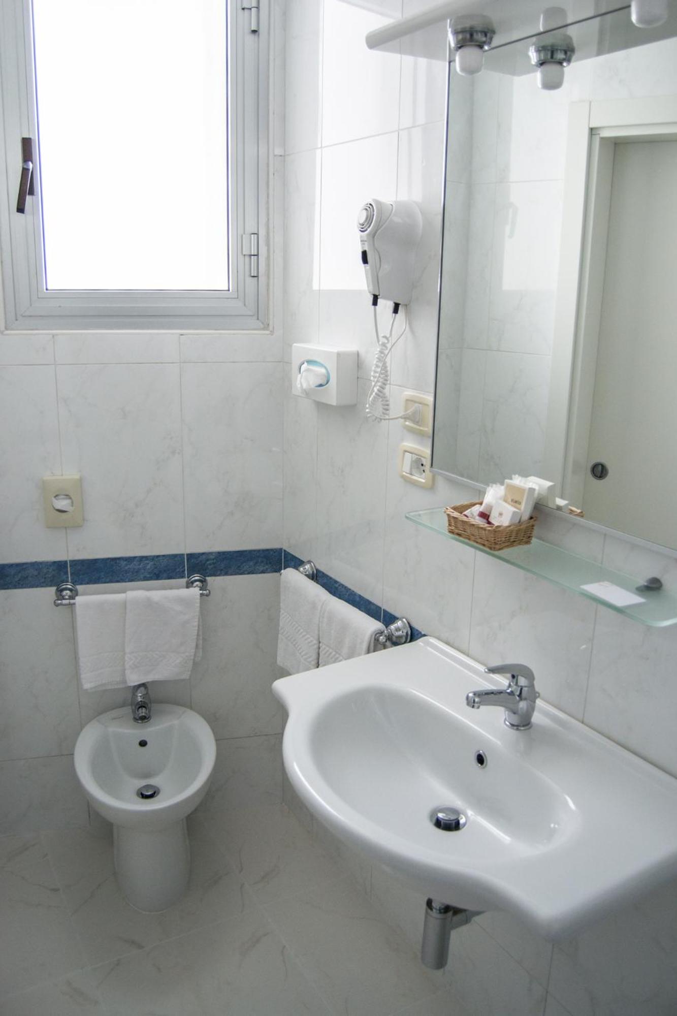 Triple Room with Partial Sea View photo 3