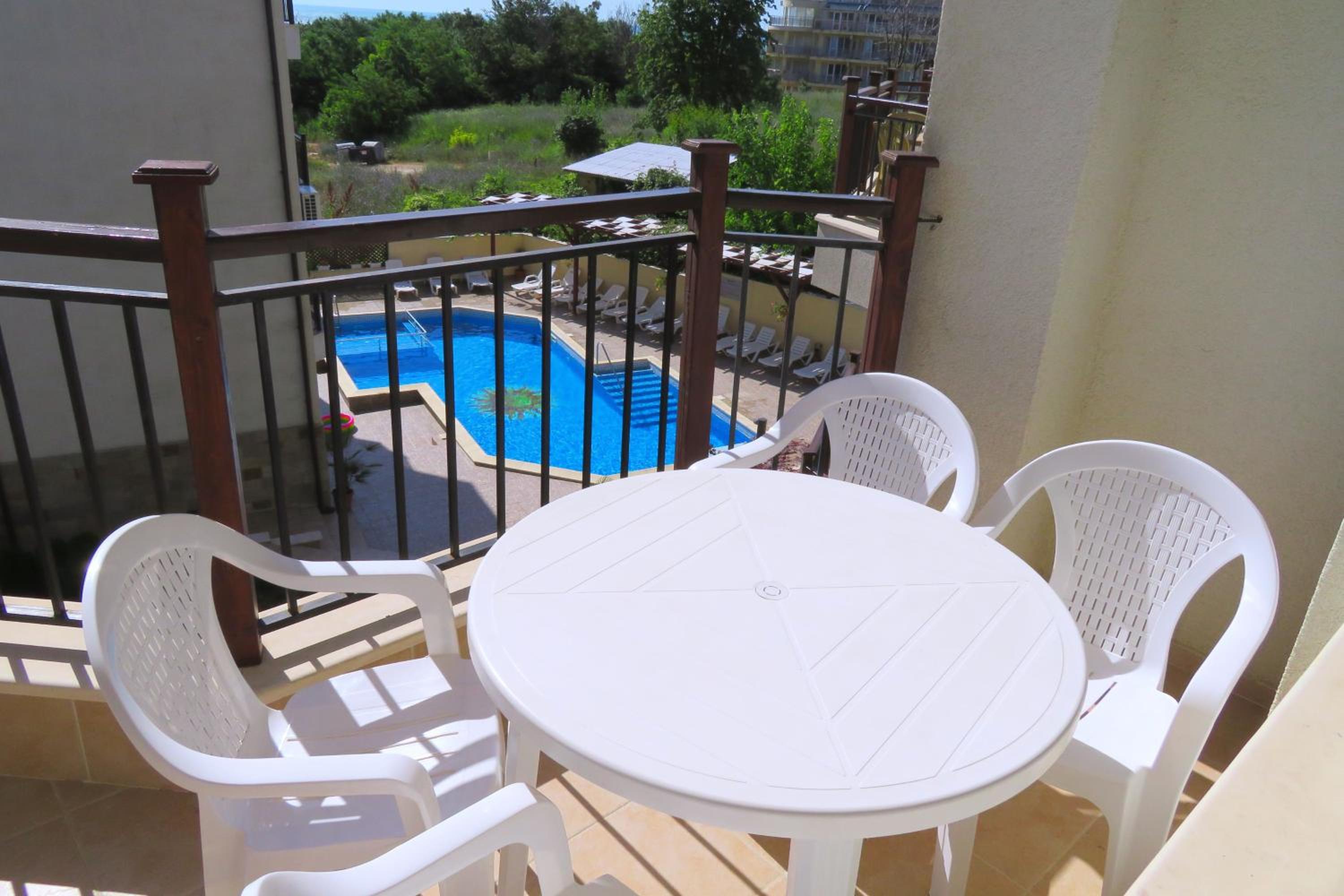 One-Bedroom Apartment with Pool View photo 2
