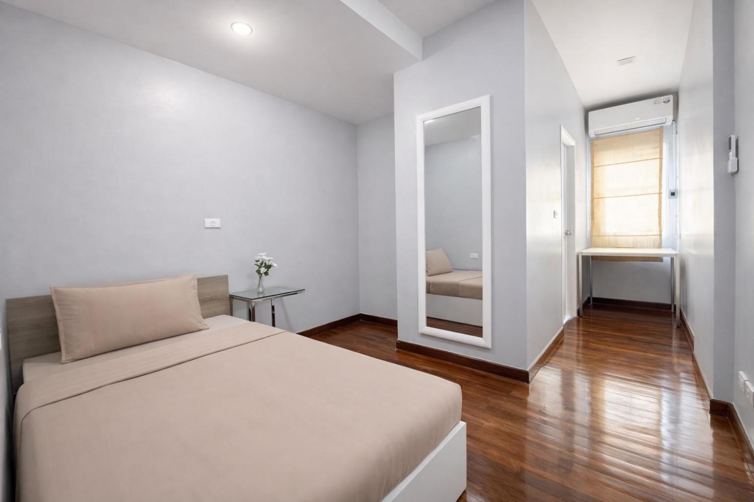 Small Single Room photo 2
