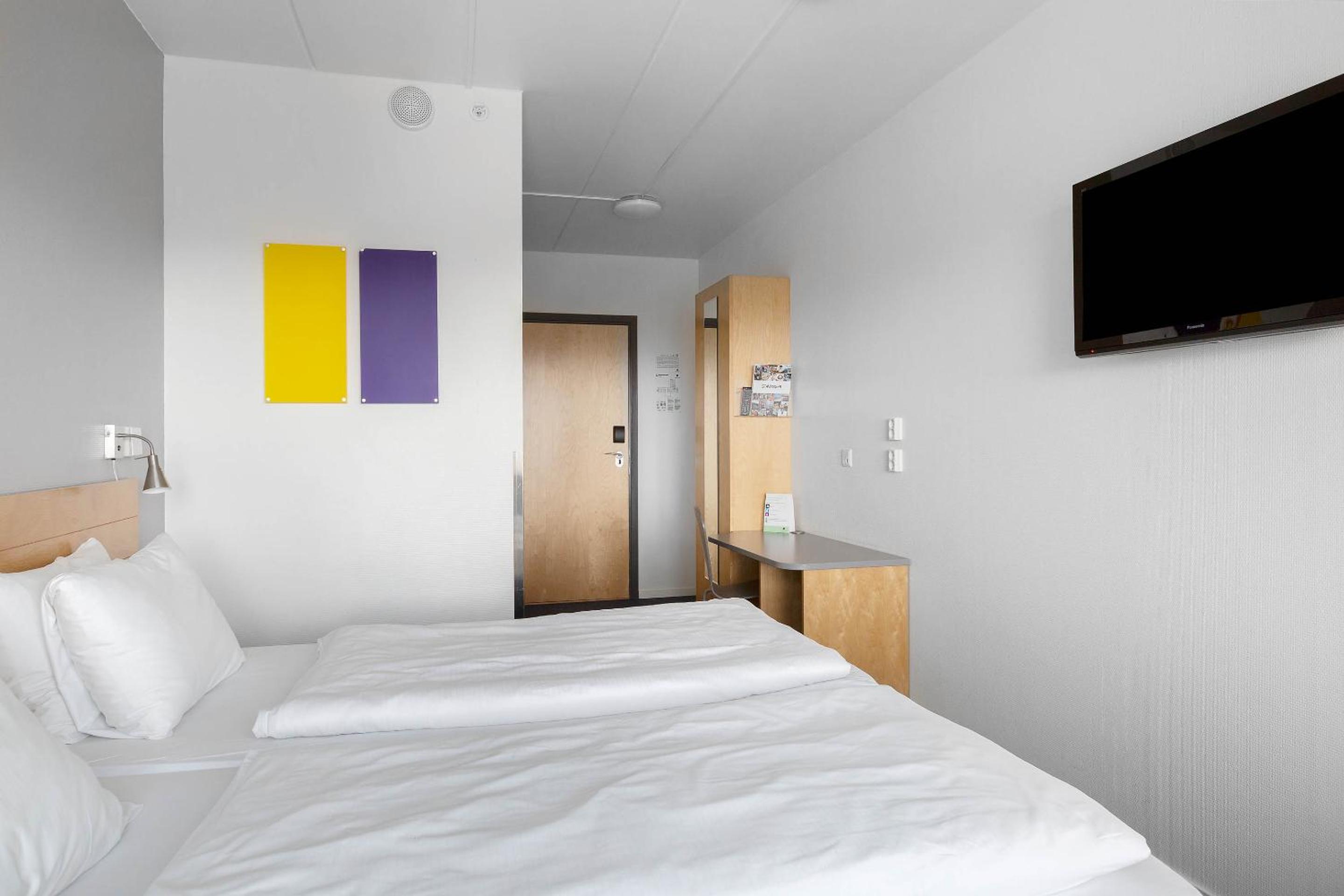 Large Standard Twin Room - Non-Smoking