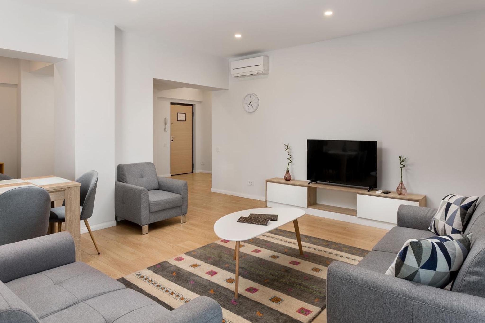 Three-Bedroom Apartment with Balcony photo 3