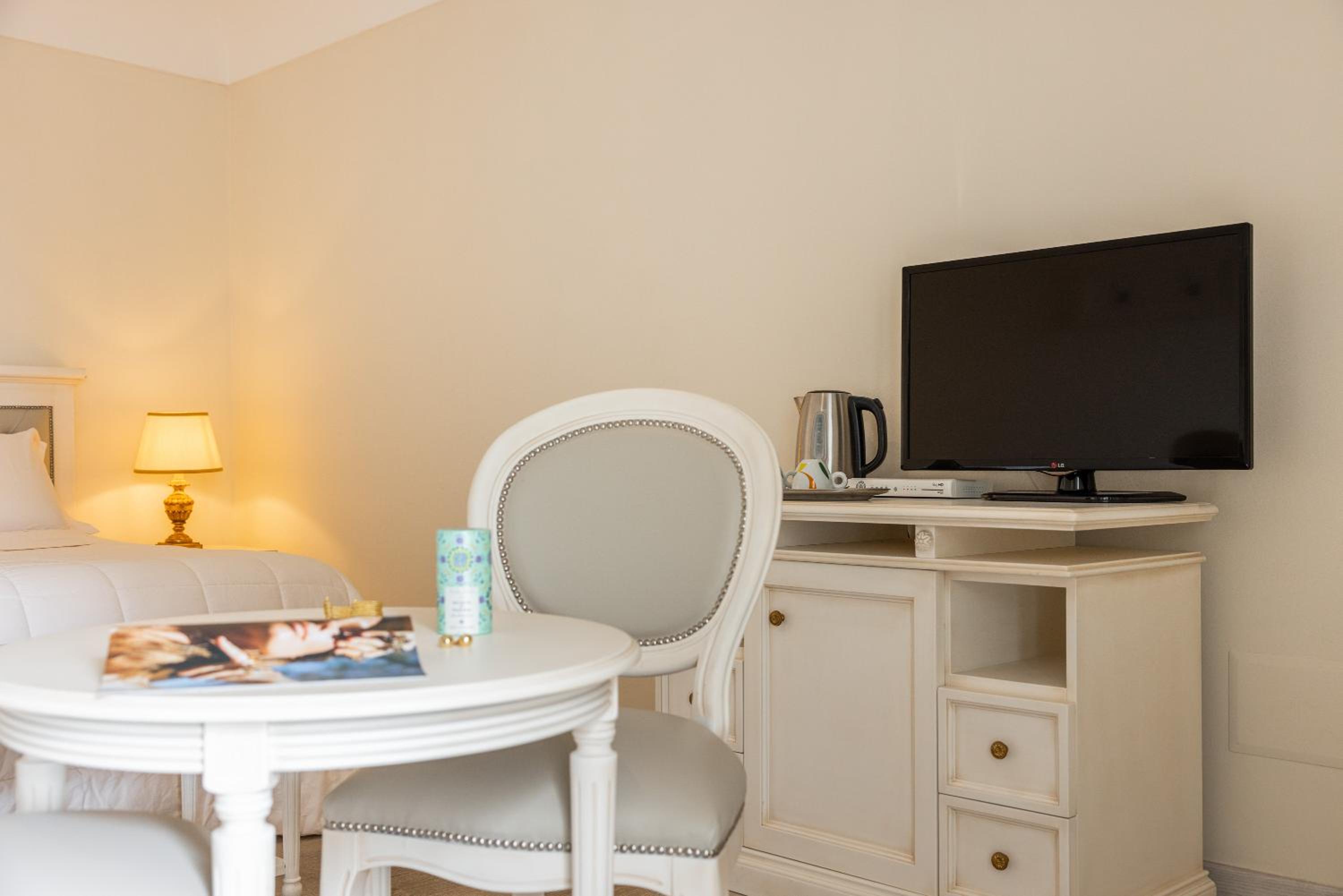 Deluxe Room - Photo 9