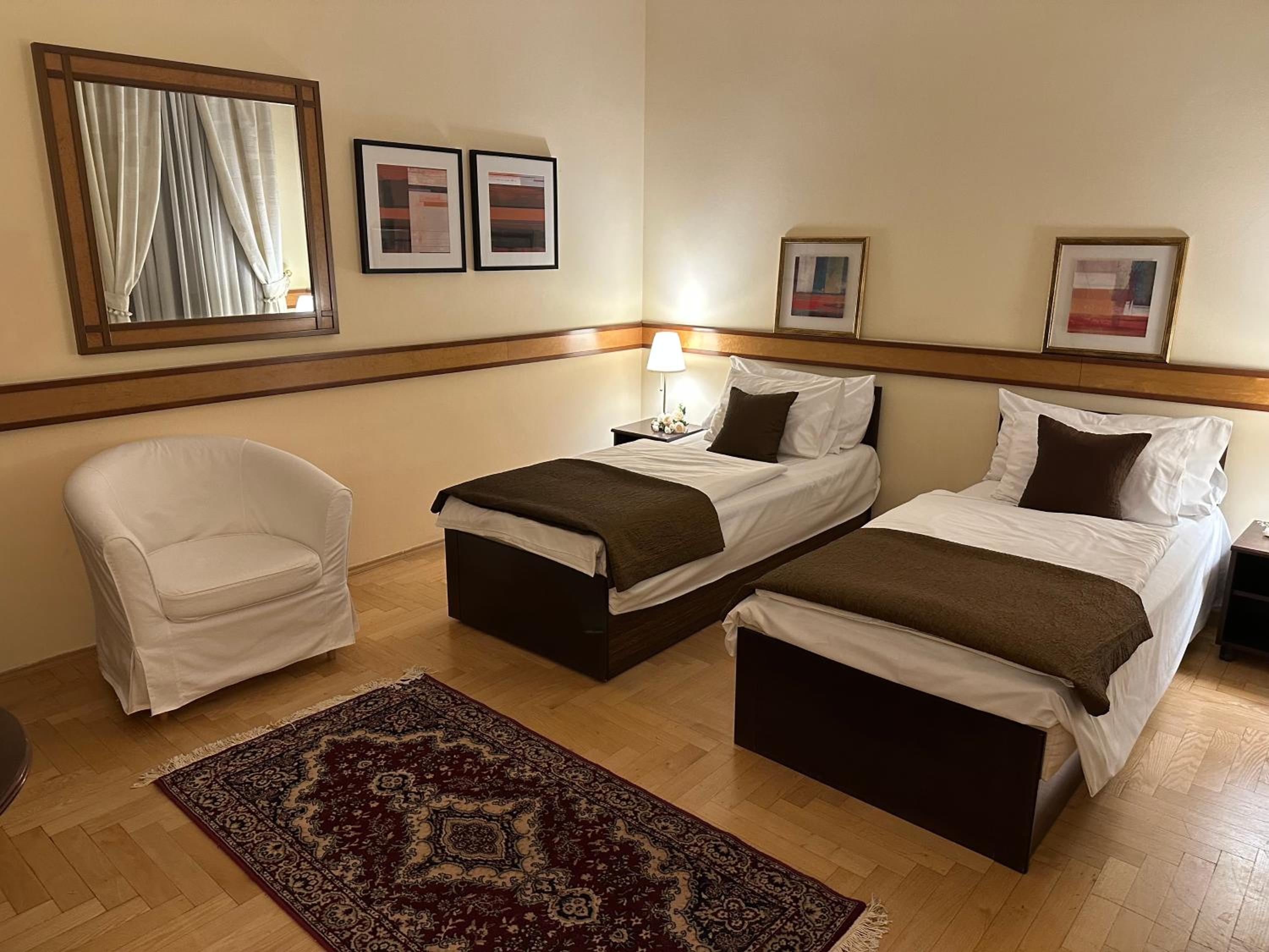 Standard Twin Room thumbnail 5