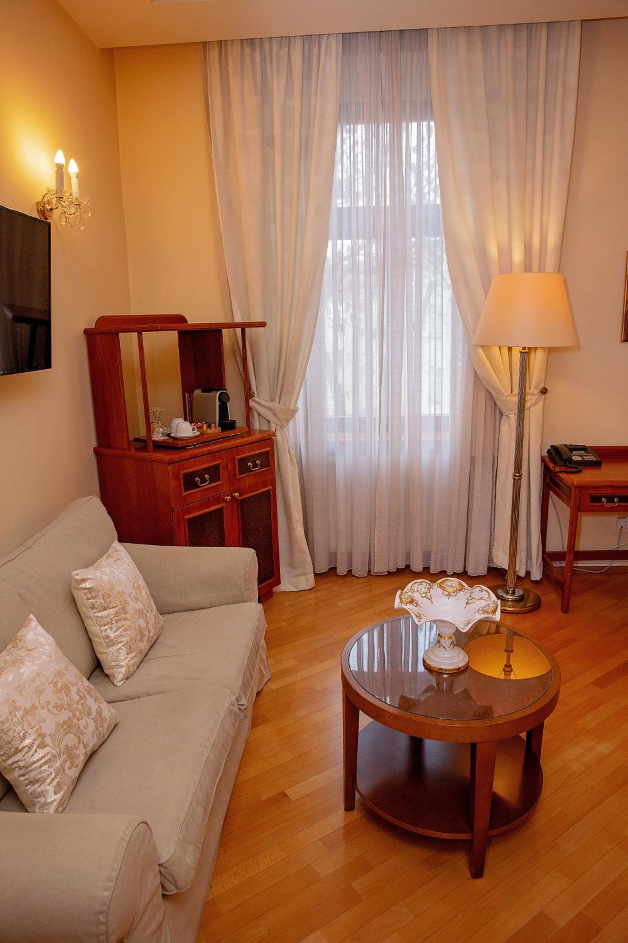 Superior Double Room thumbnail 5