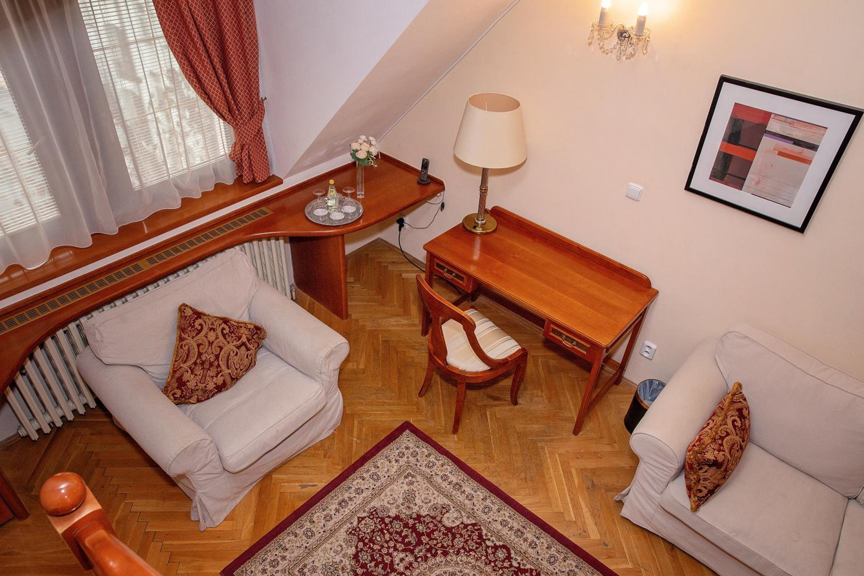 Deluxe Double Room thumbnail 6