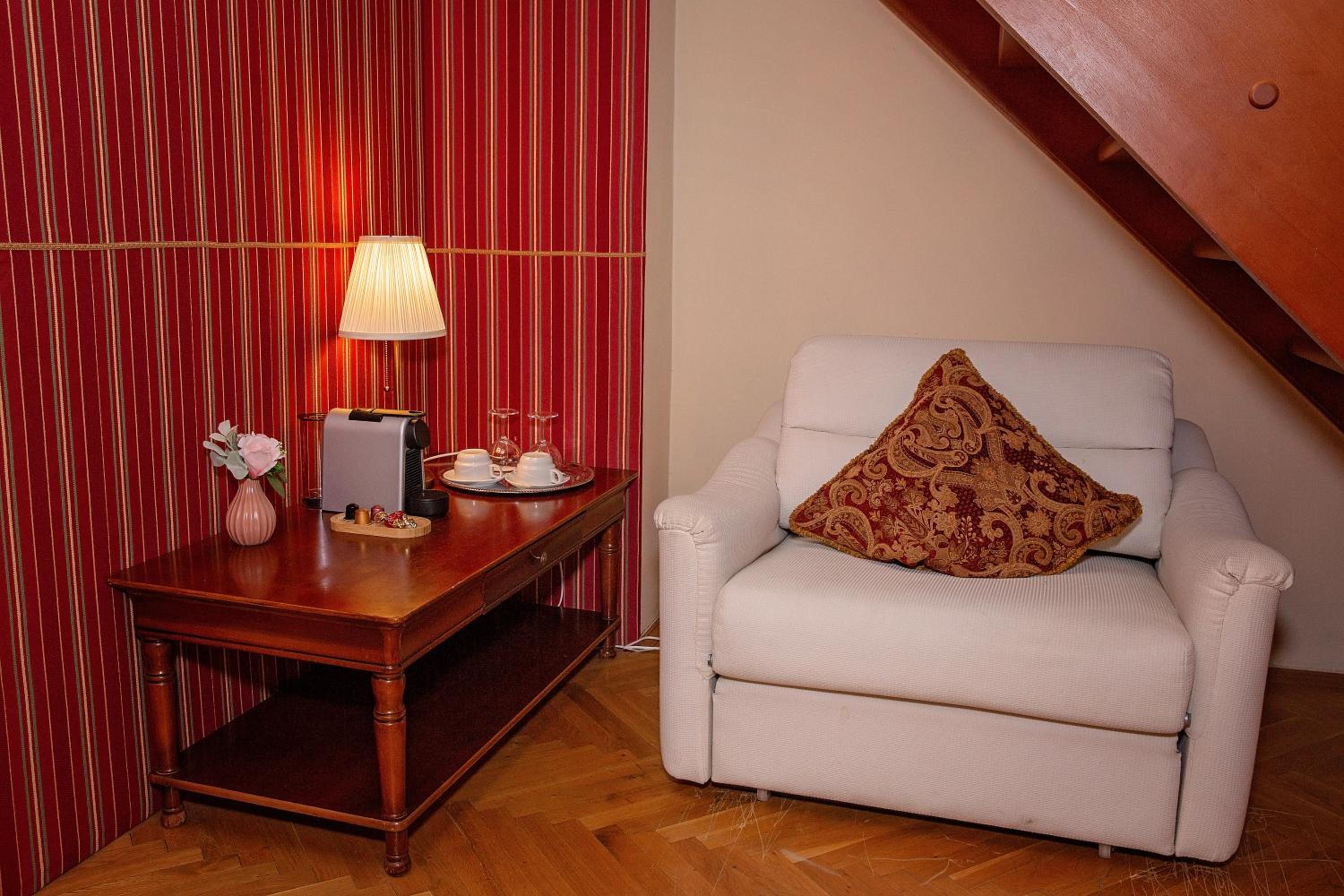 Family Room thumbnail 5