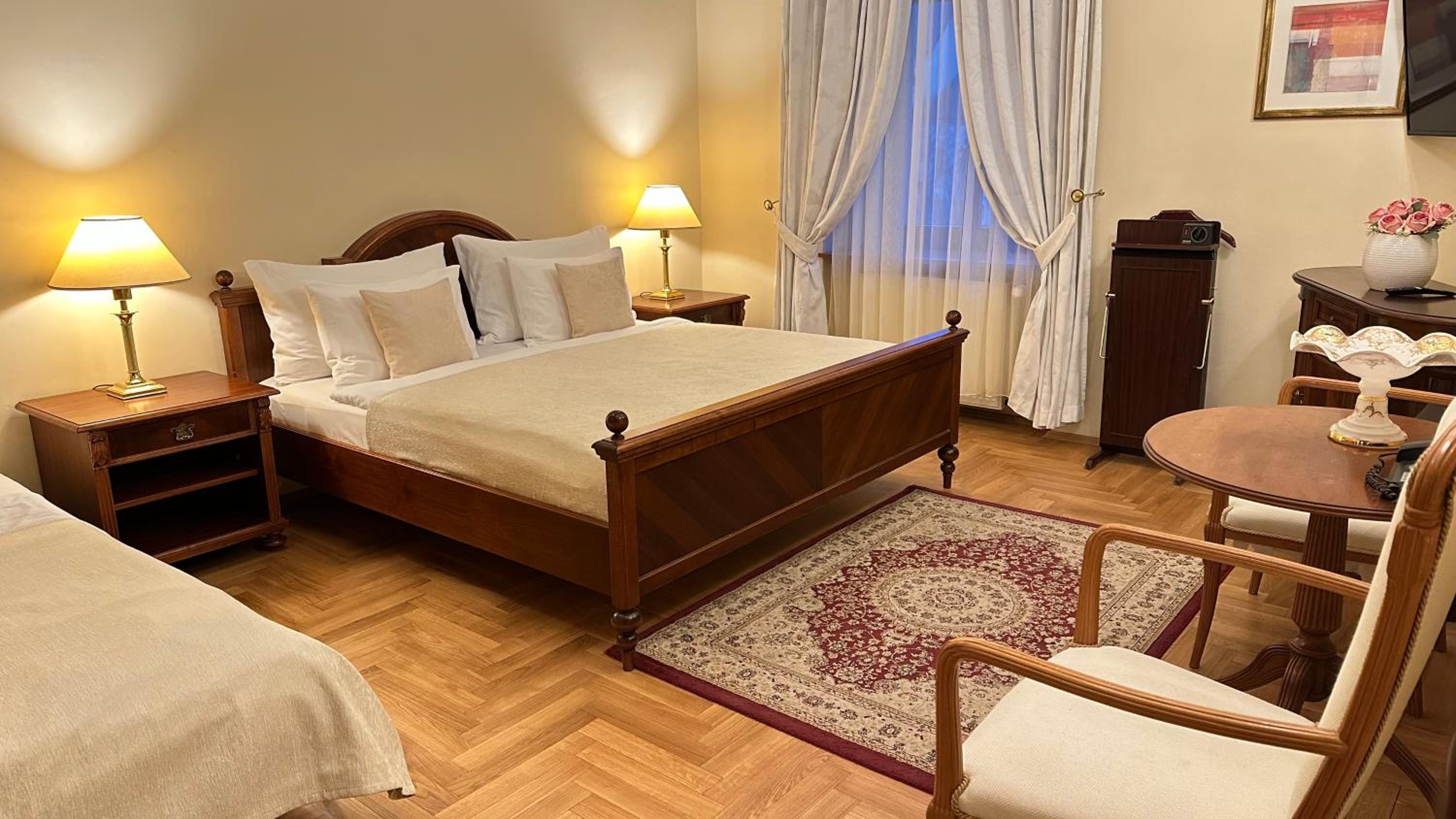 Standard Twin Room thumbnail 6