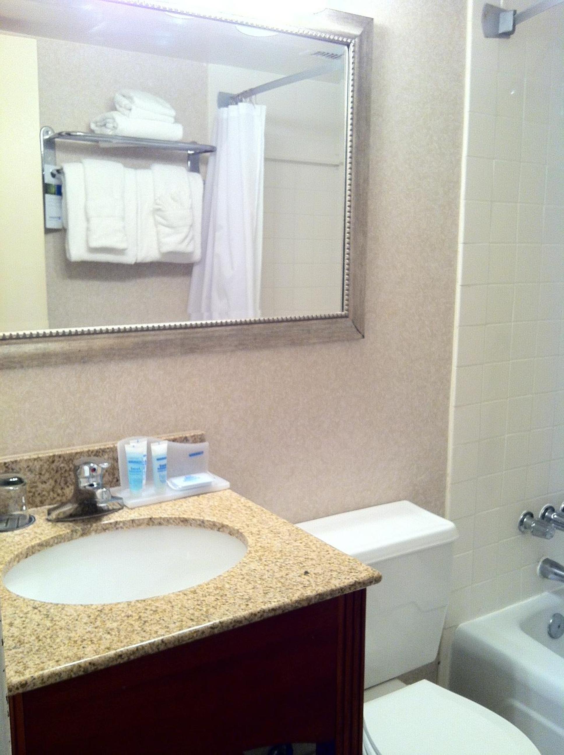 Double Non-Oceanfront Room - Pet-Friendly - Photo 3