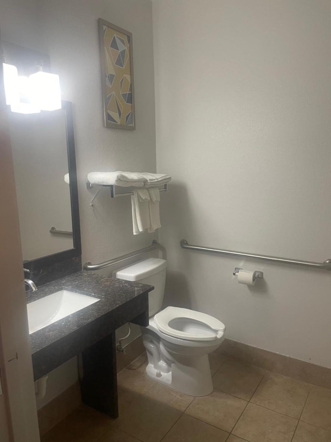 King Room - Accessible/Non-Smoking photo 1